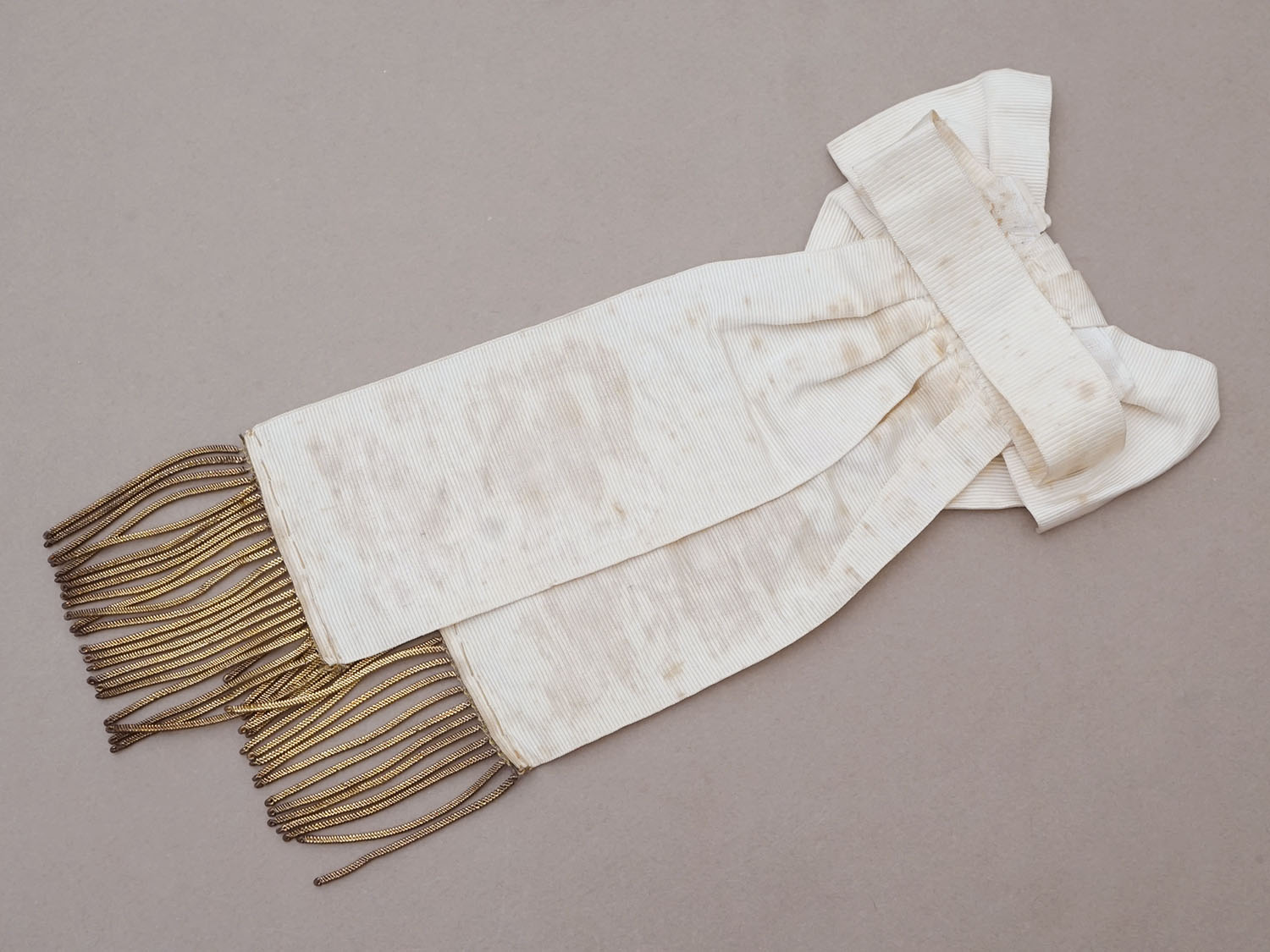 画像6: アンティーク 初聖体の小さな腕章 ゴールドの絵柄入り クリーム色  (6)