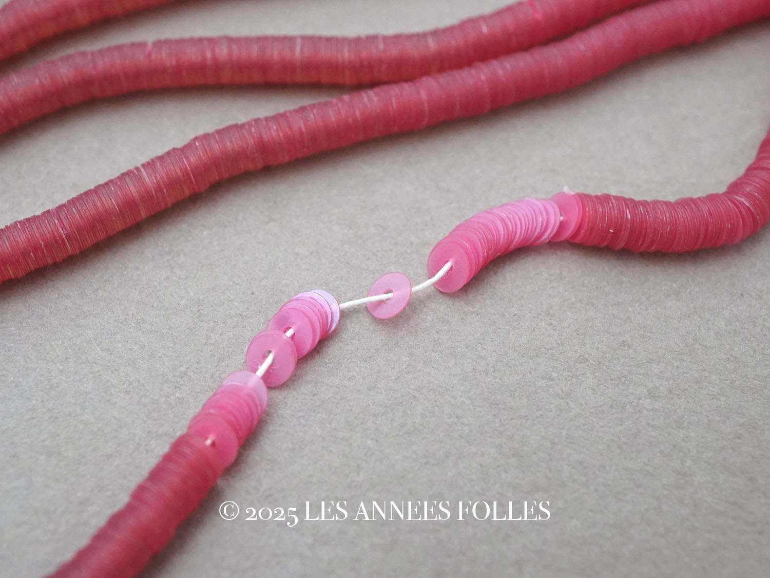 画像1: アンティーク ゼラチン製 スパンコール 赤紫 4mm  (1)