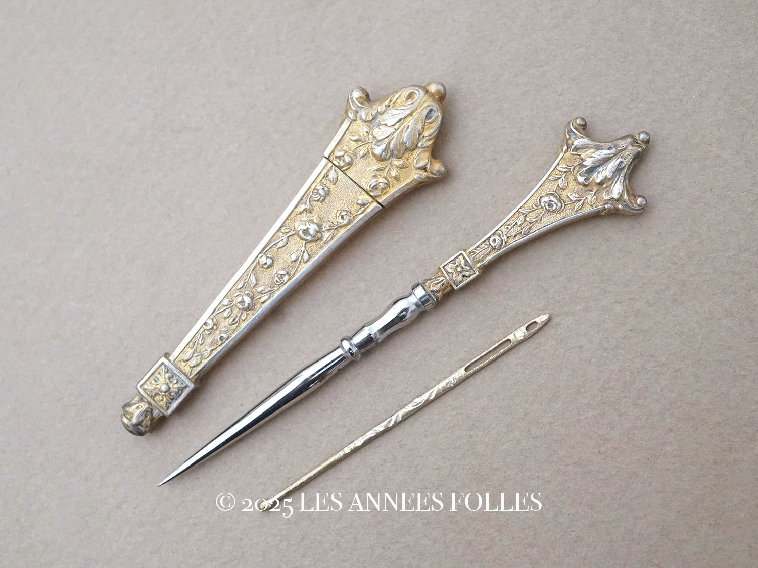 画像1: 19世紀末 アンティーク ヴェルメイユ製  薔薇模様 ニードルケース&目打ち＆紐通しのセット (1)