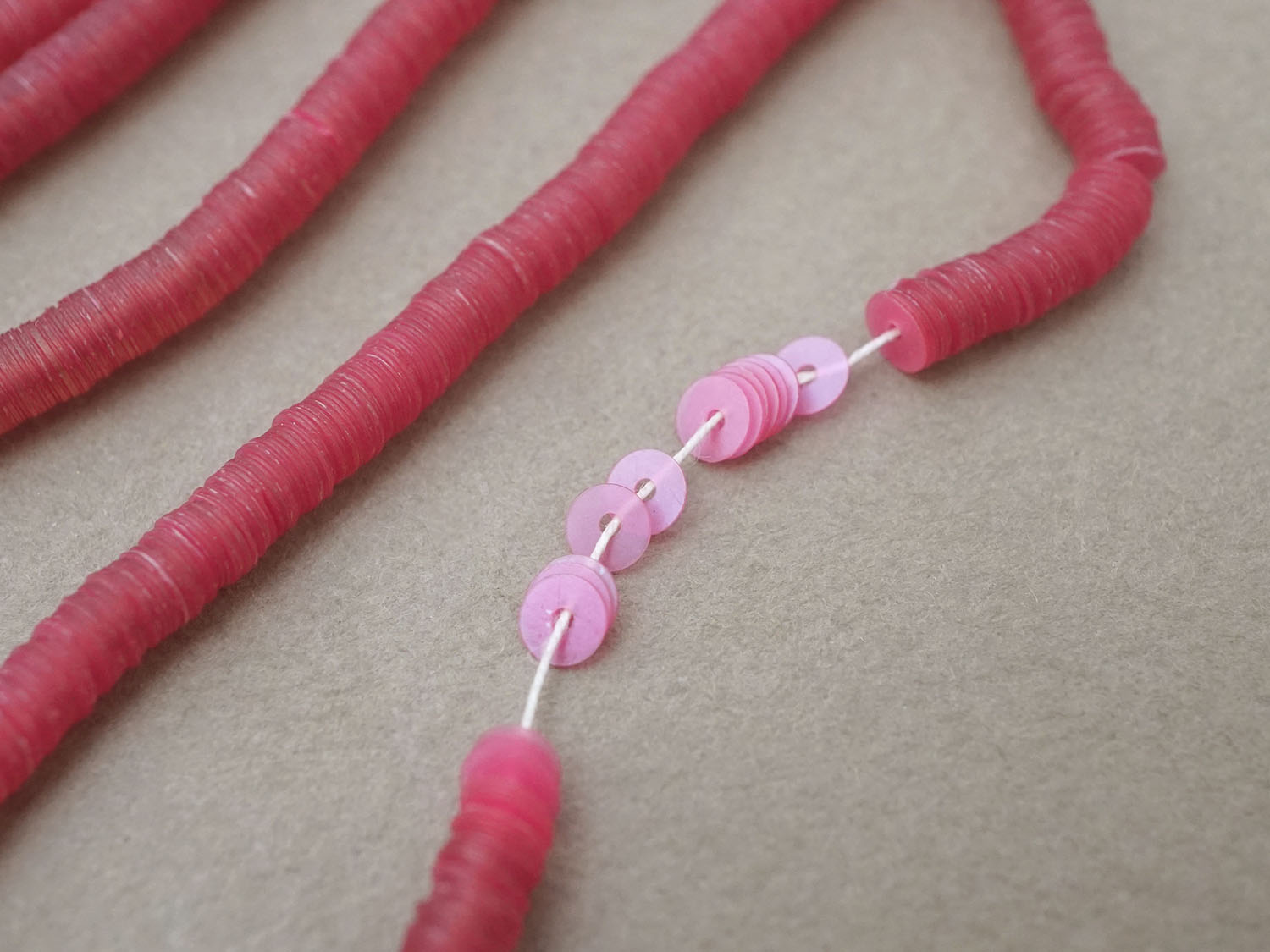 画像2: アンティーク ゼラチン製 スパンコール 赤紫 4mm  (2)