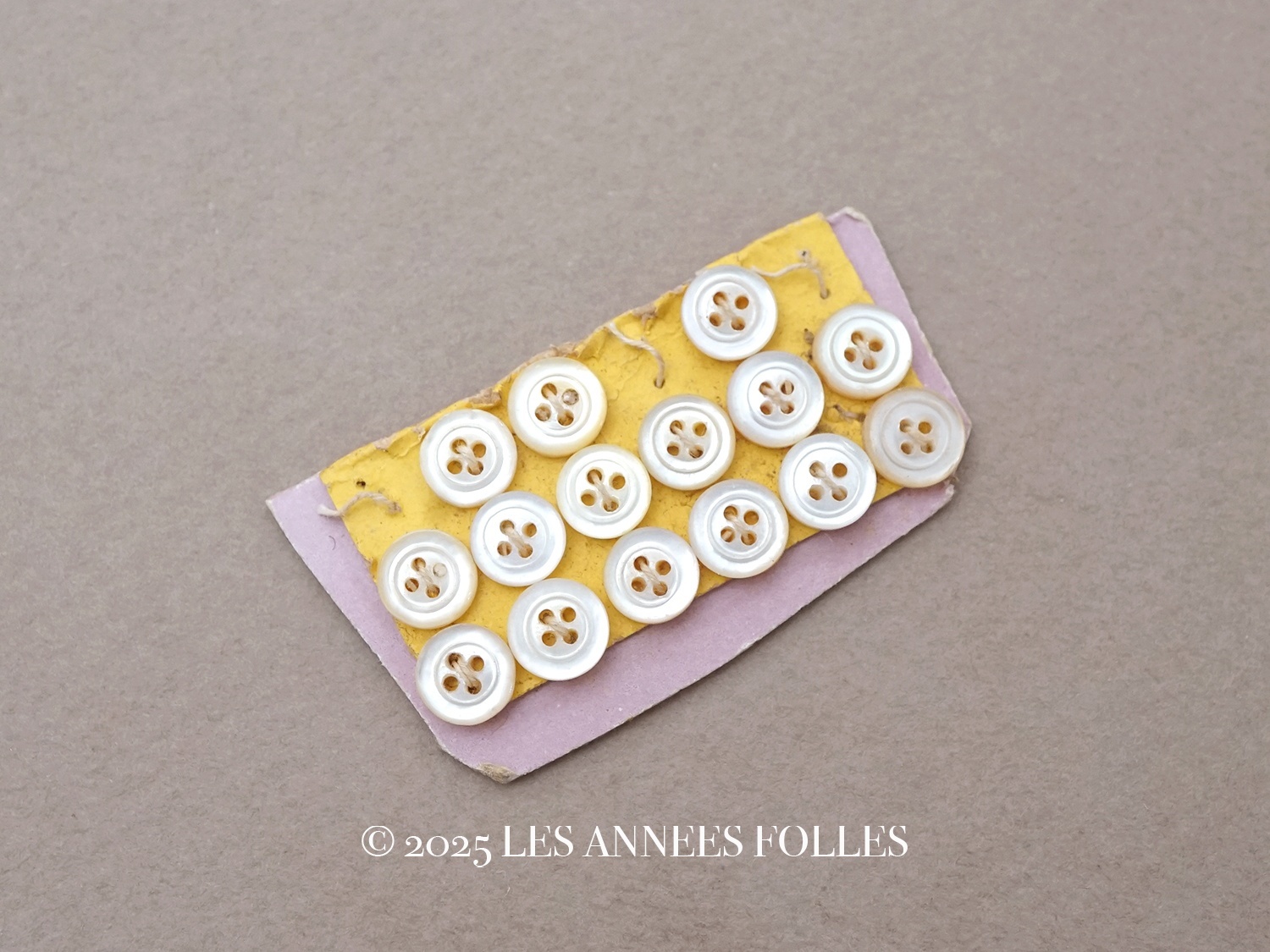 画像1: アンティーク マザーオブパール製 ドール用 極小 ボタン 7mm 15ピース シェルボタン  (1)