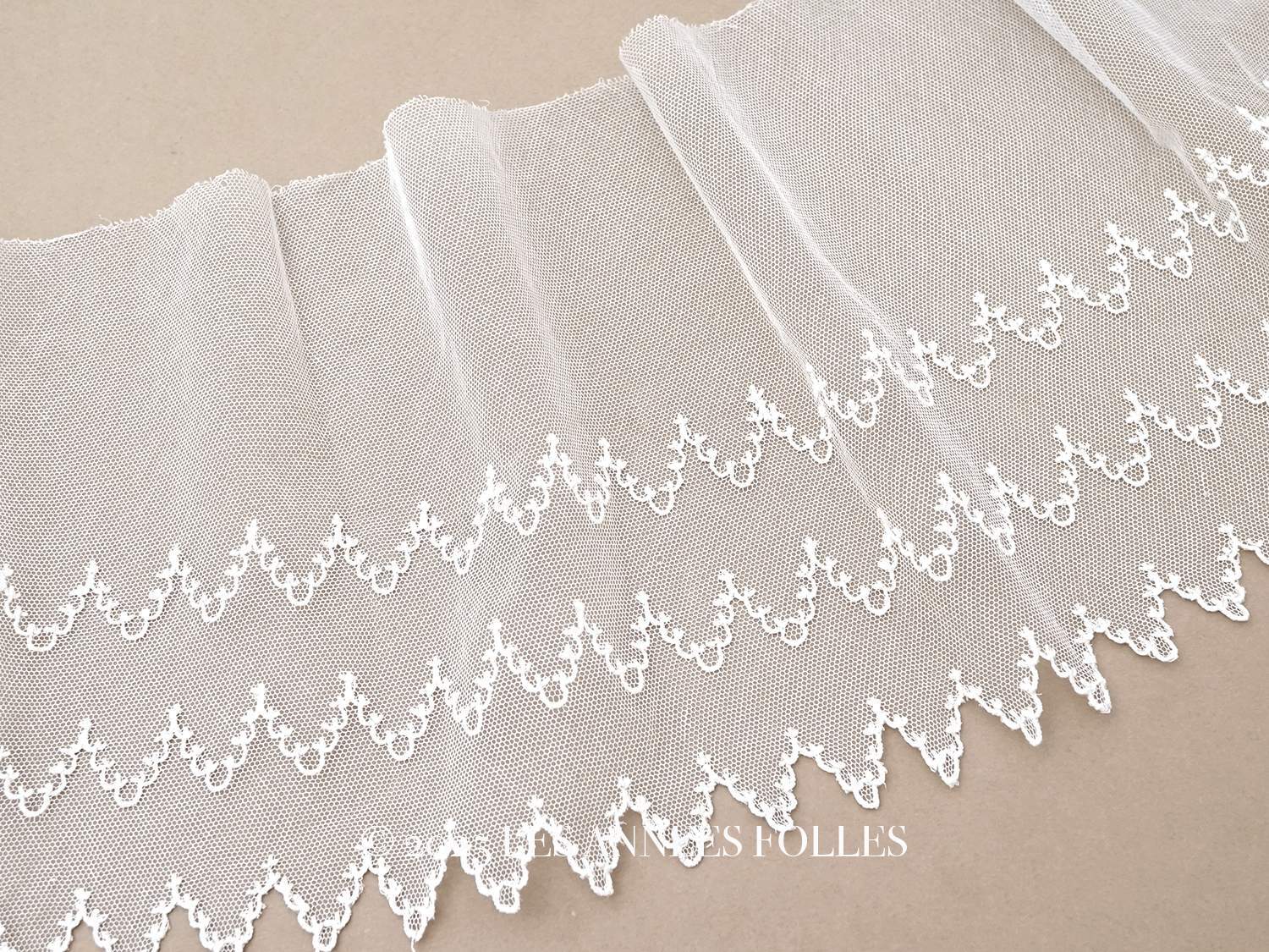 画像1: アンティーク  刺繍入り 幅広 チュールレース 幅24cm (1)