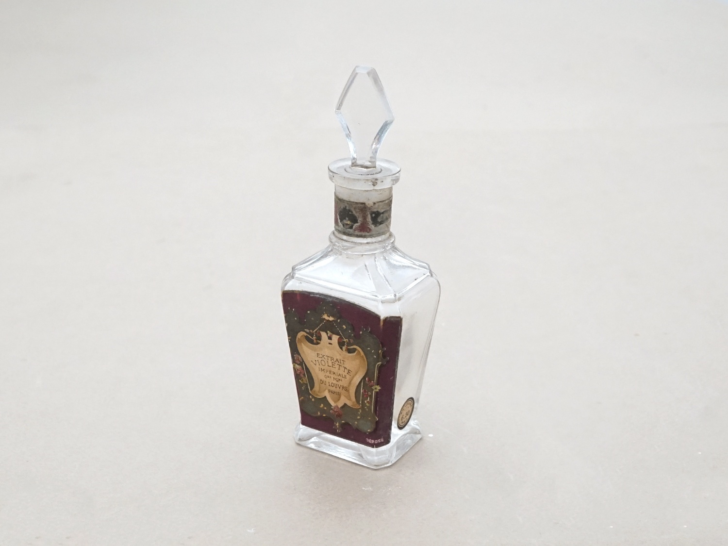 画像2: 19世紀末 アンティーク 菫のガーランド パフュームボトル 香水瓶 EXTRAIT VIOLETTE IMPERIALE - GRANDS MAGASINS DU LOUVRE PARIS - (2)