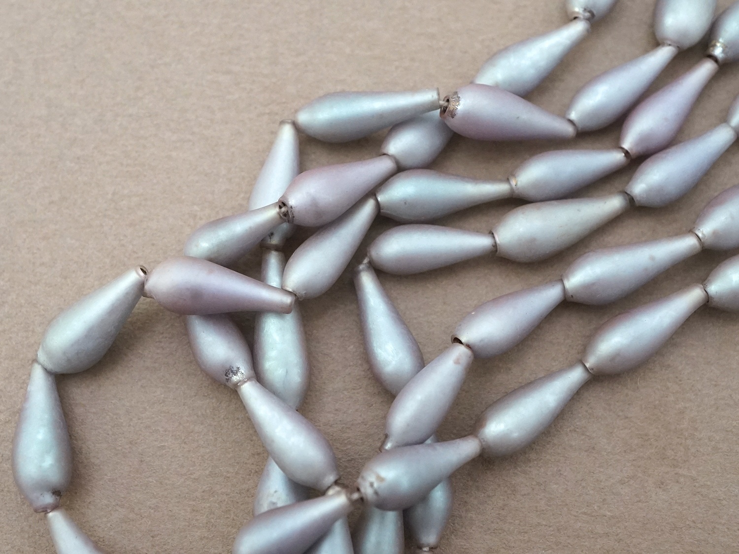 画像2: 【セール対象外】【クーポン対象外】アンティーク サフィレット色  ドロップ型 スフレビーズ  5〜6×13〜15mm 12ピースのセット 吹きガラス製ビーズ (2)