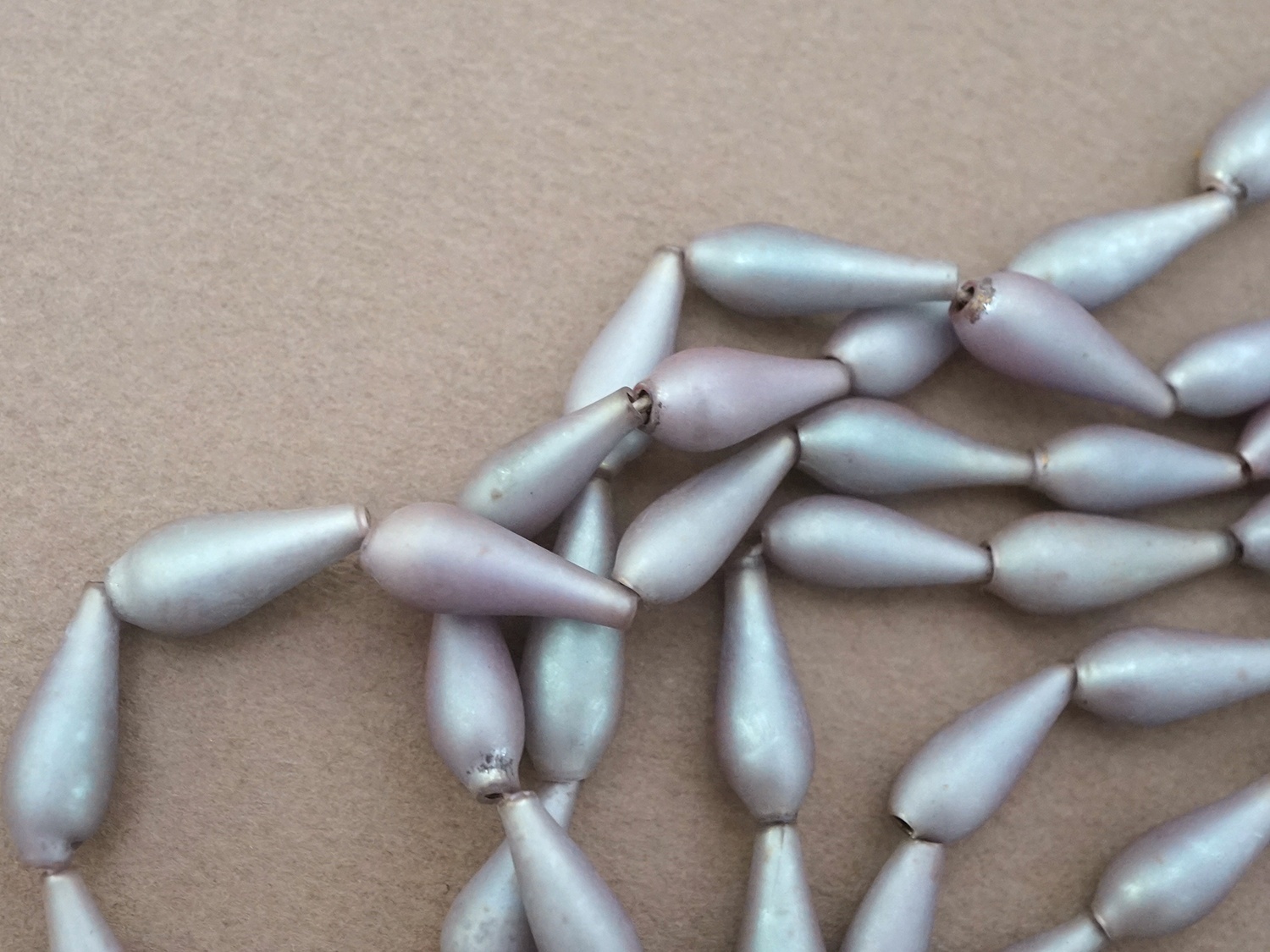 画像3: 【セール対象外】【クーポン対象外】アンティーク サフィレット色  ドロップ型 スフレビーズ  5〜6×13〜15mm 12ピースのセット 吹きガラス製ビーズ (3)