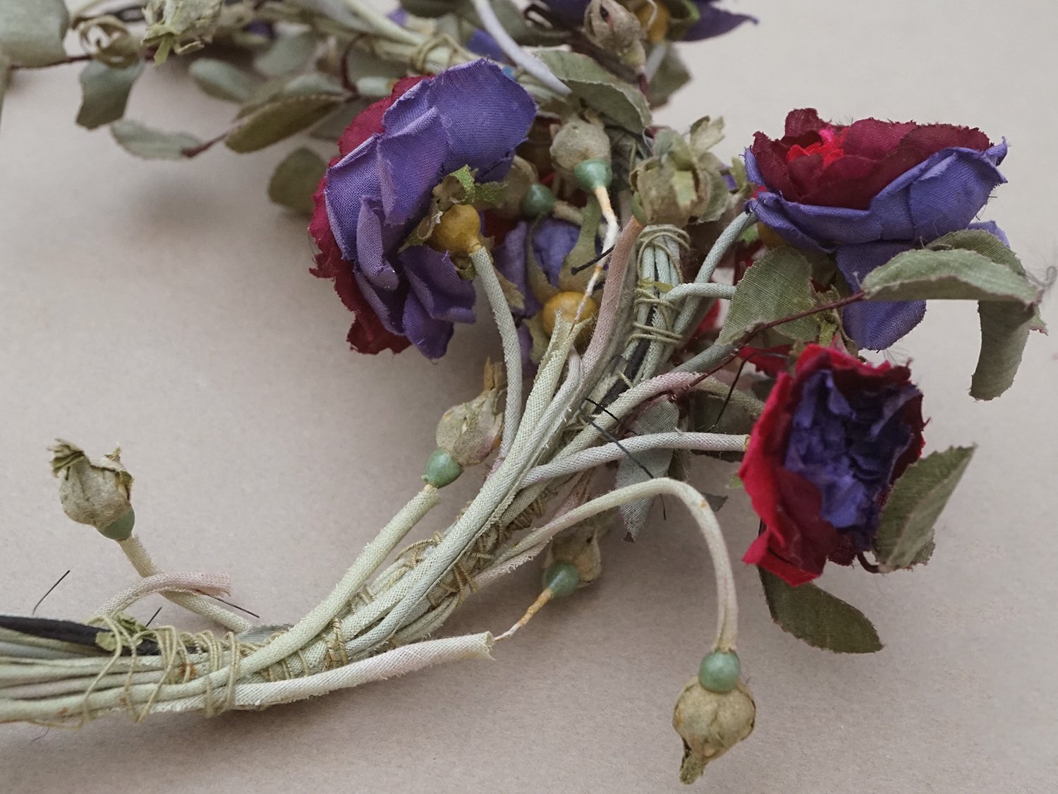 画像7: アンティーク 薔薇の布花 大きなブーケ クウォーターロゼット咲き (7)