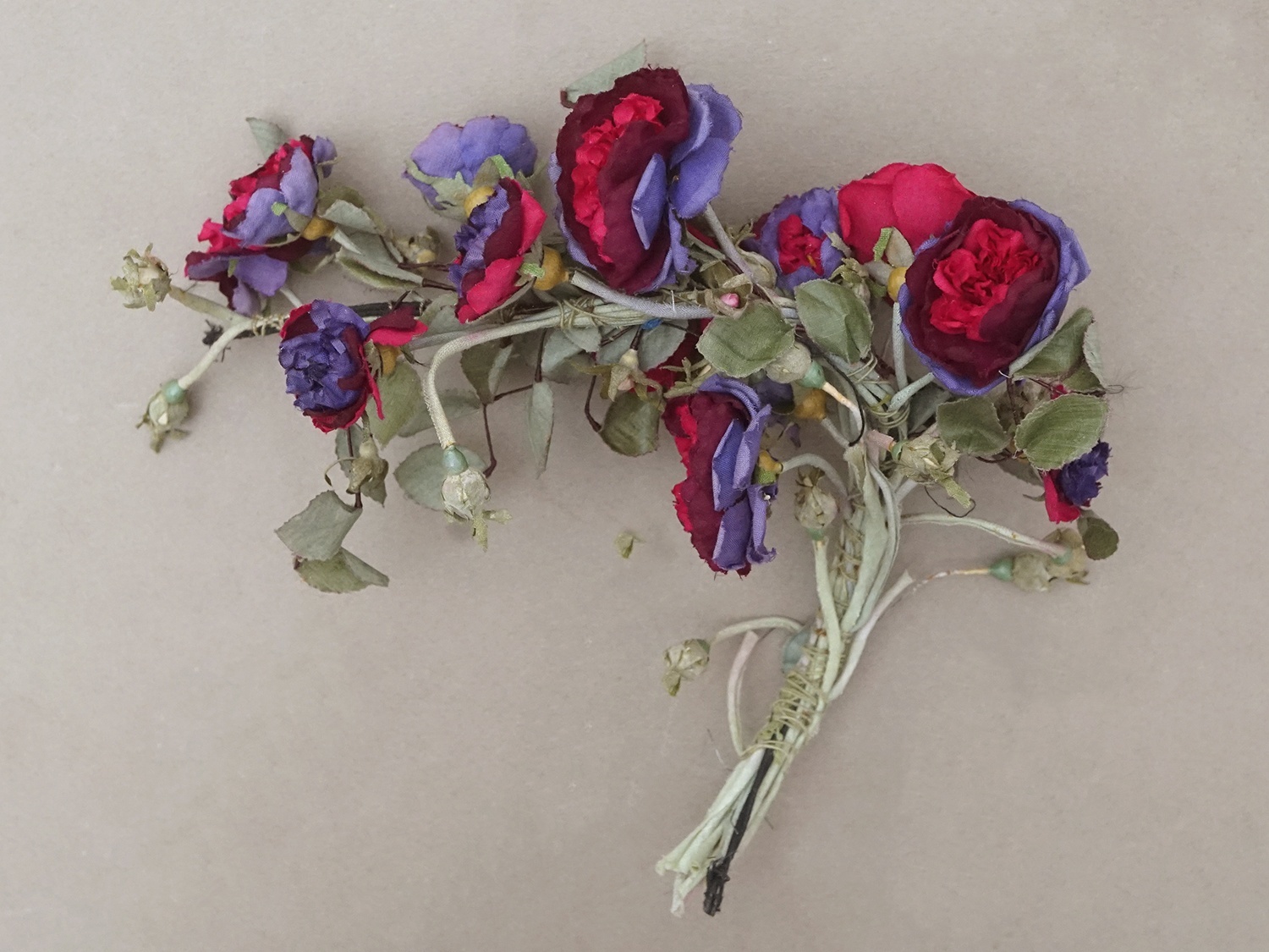 画像2: アンティーク 薔薇の布花 大きなブーケ クウォーターロゼット咲き (2)