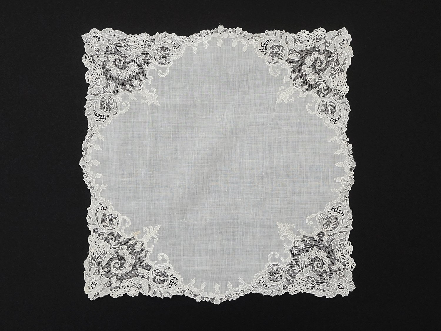 画像2: 【セール対象外】【クーポン対象外】19世紀 アンティーク ポワンドガーズ 結婚式のハンカチ【 ポワン・ド・ガーズ 】 (2)