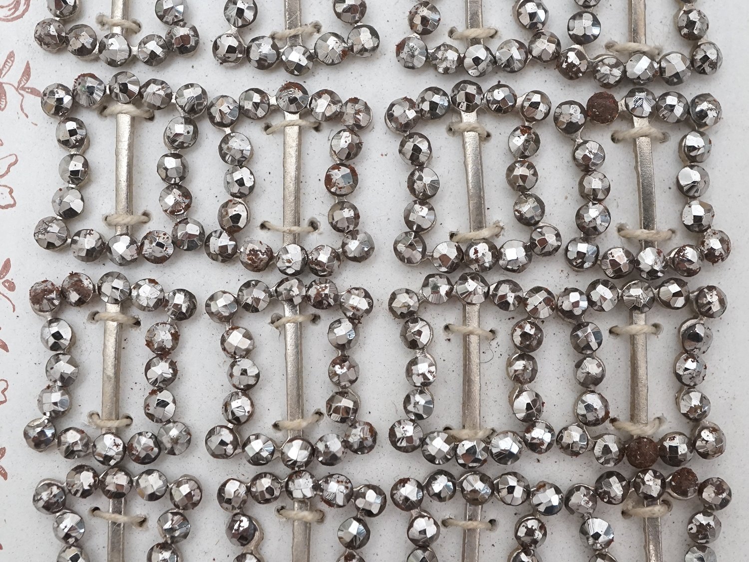 画像7: アンティーク スチール製 とても小さなバックル 24点セット1.25×1.1cm ドール用  (7)