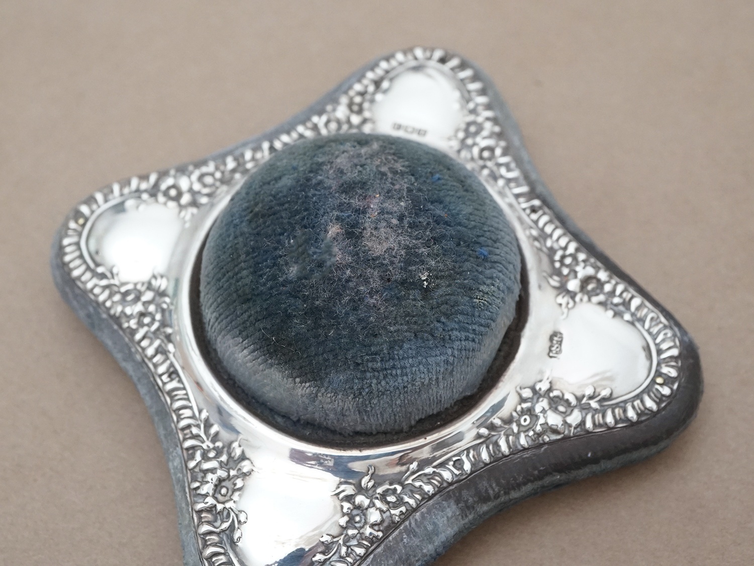 画像5: 1857〜1858年 アンティーク シルバー製 ピンクッション 花のガーランド  (5)