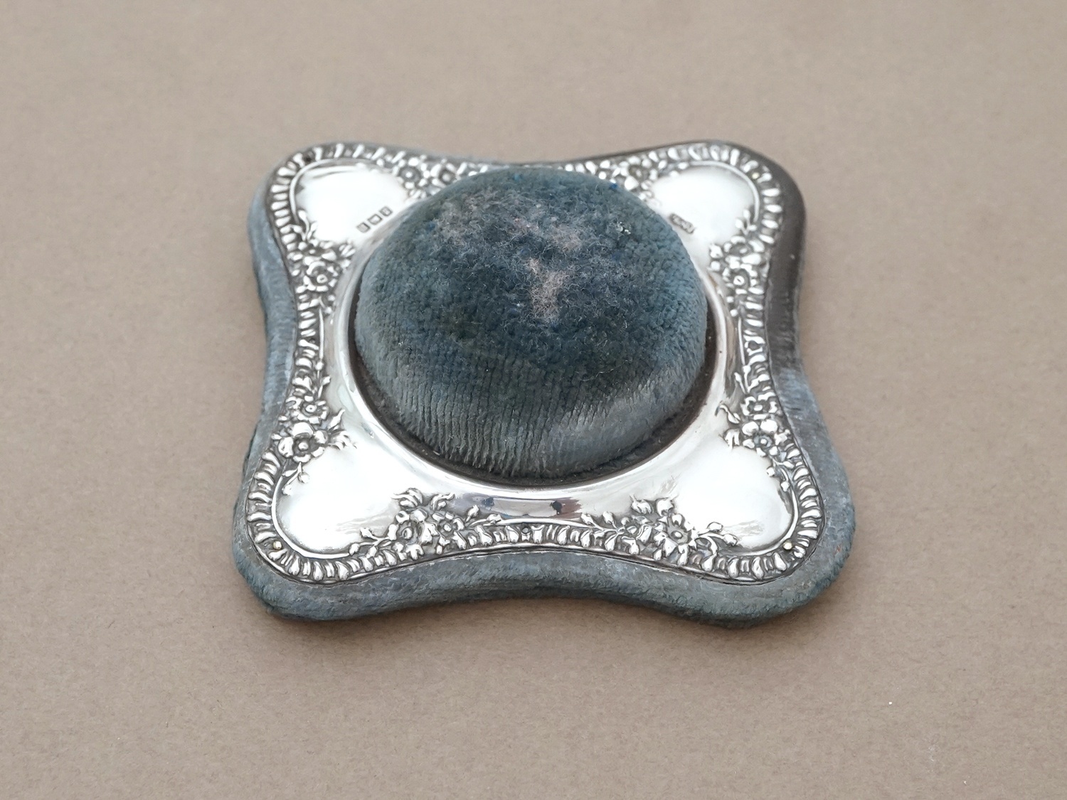 画像3: 1857〜1858年 アンティーク シルバー製 ピンクッション 花のガーランド  (3)