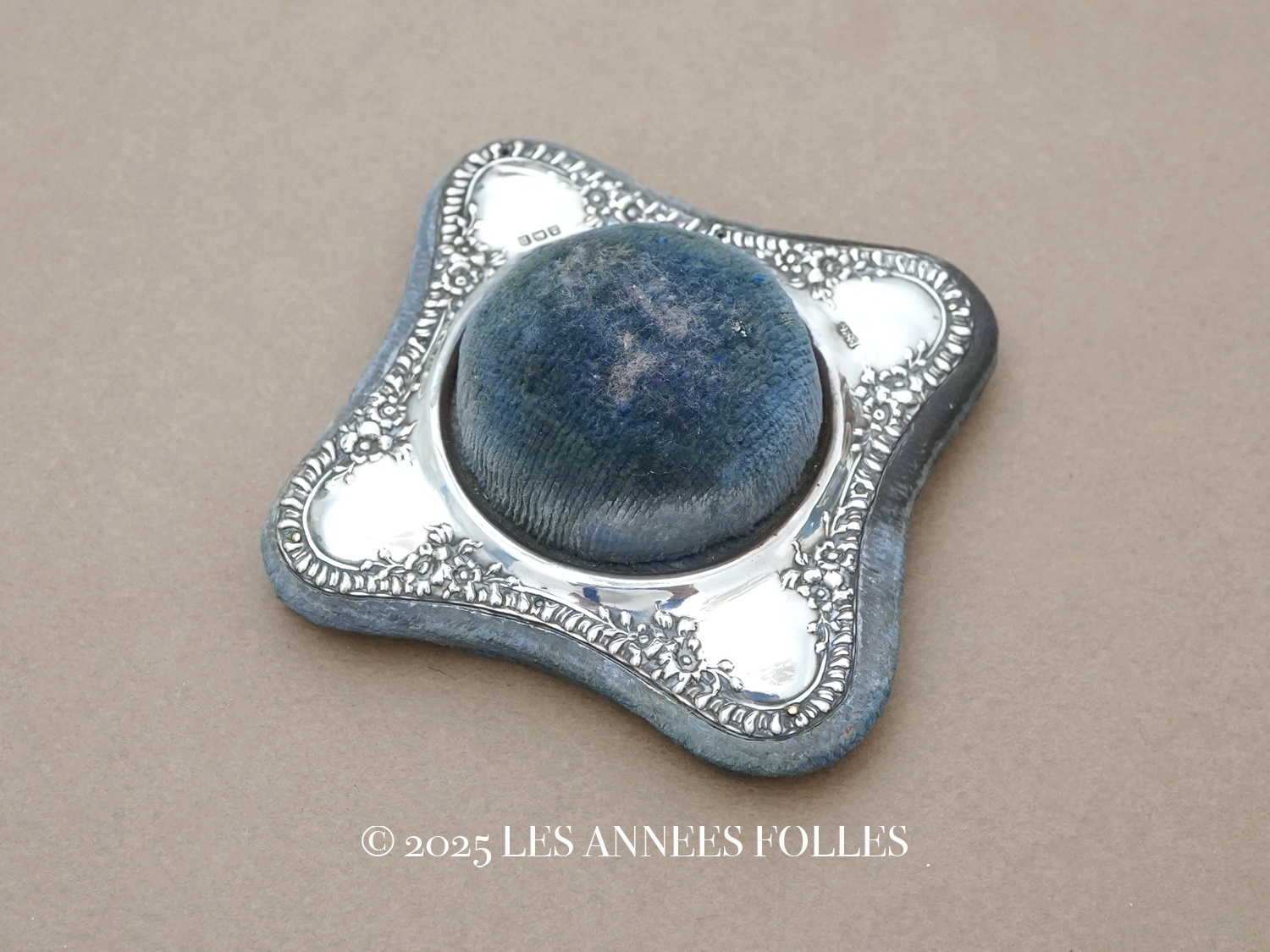 画像2: 1857〜1858年 アンティーク シルバー製 ピンクッション 花のガーランド  (2)