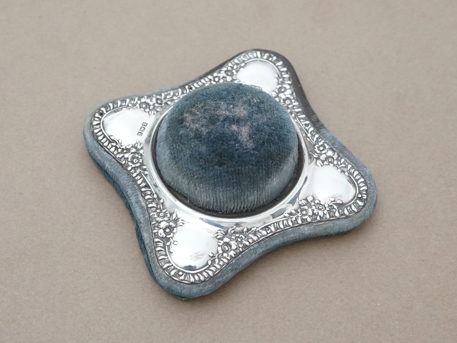 画像4: 1857〜1858年 アンティーク シルバー製 ピンクッション 花のガーランド  (4)