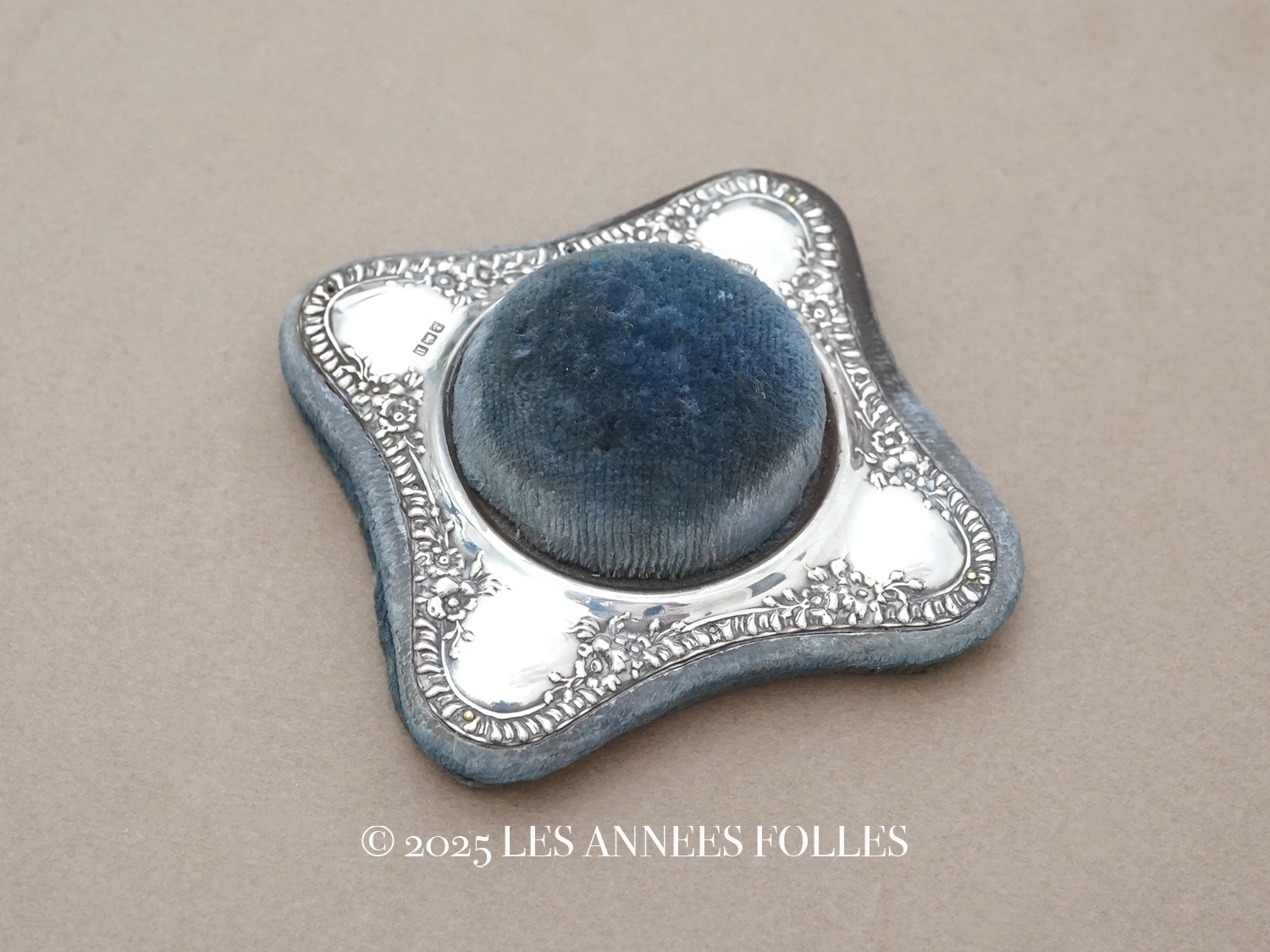 画像1: 1857〜1858年 アンティーク シルバー製 ピンクッション 花のガーランド  (1)