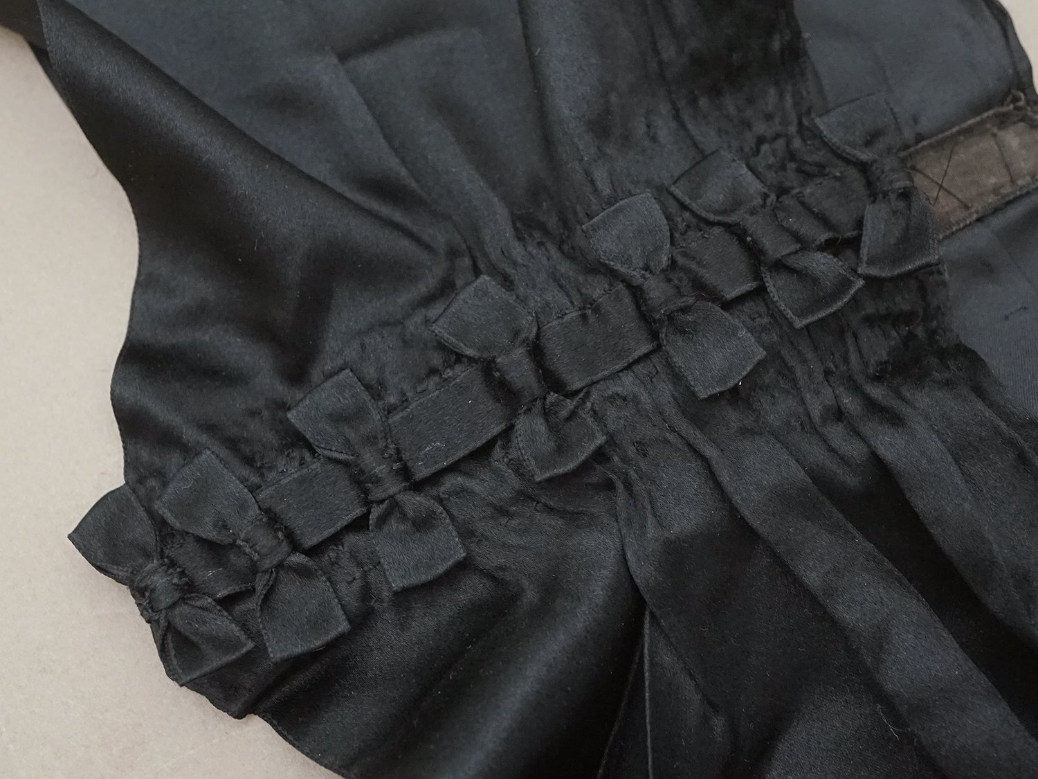 画像2: アンティーク 7つの小さなリボン付ベルト シルクサテン 黒 (2)