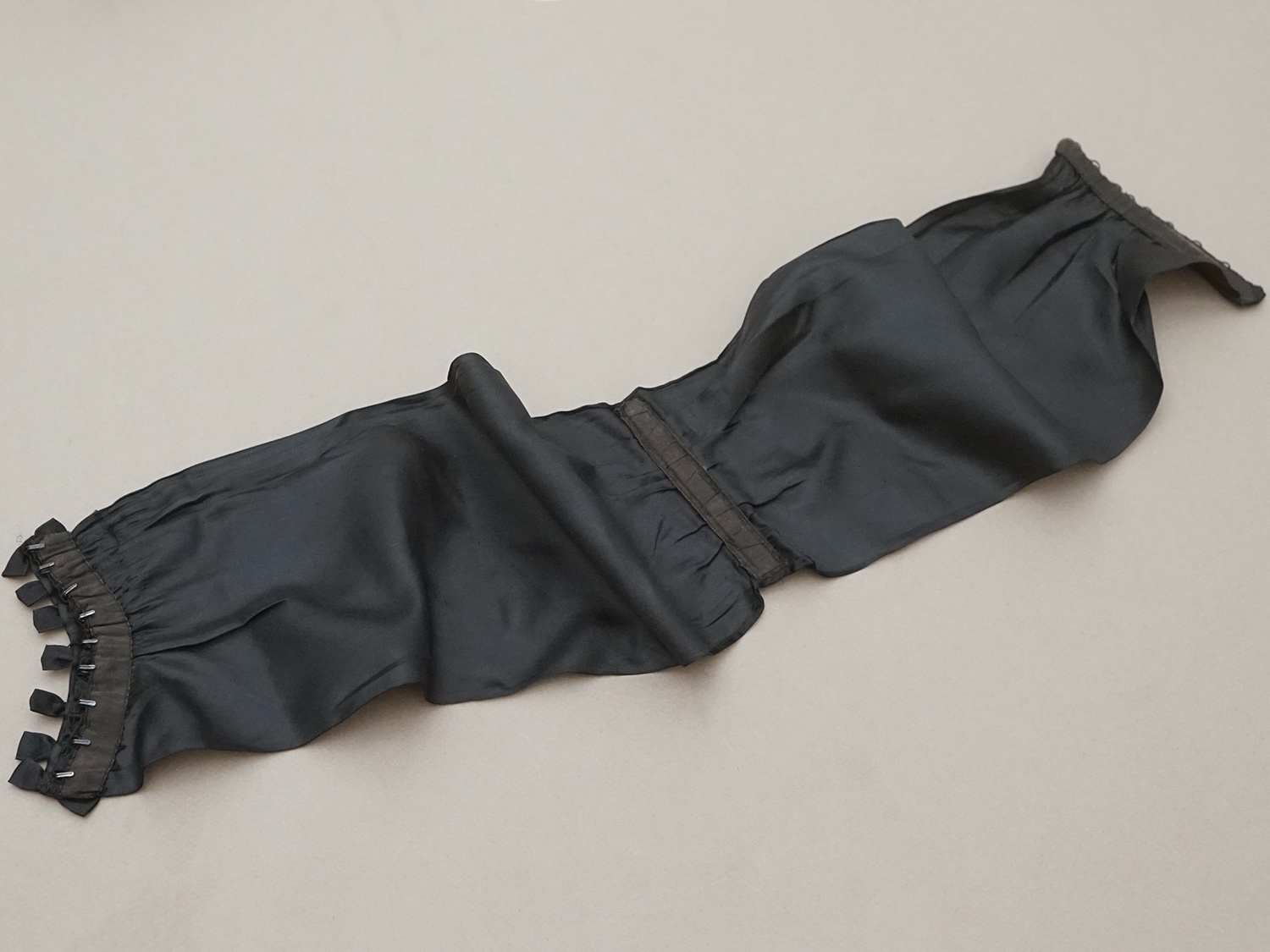 画像3: アンティーク 7つの小さなリボン付ベルト シルクサテン 黒 (3)