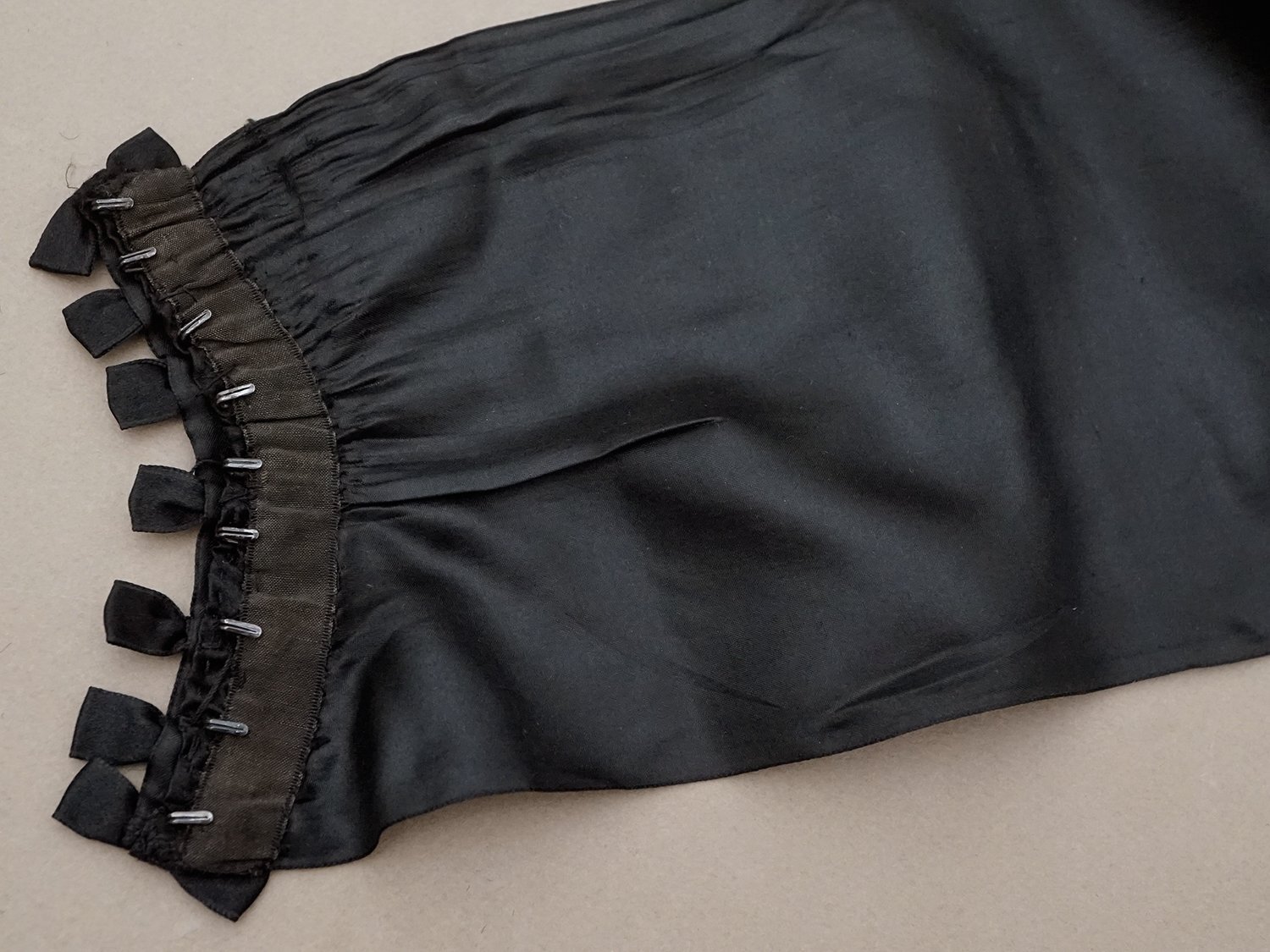 画像4: アンティーク 7つの小さなリボン付ベルト シルクサテン 黒 (4)