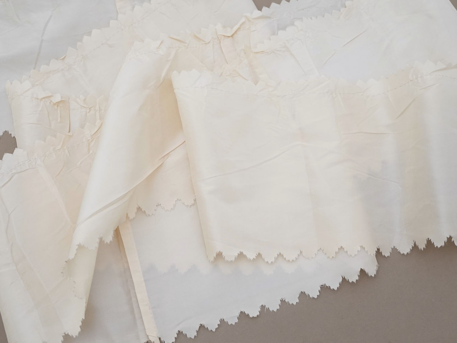 画像2: アンティーク シルク製 幅広 ドレスの裾 エクリュ 3.55m 18cm幅 ドレスパーツ (2)