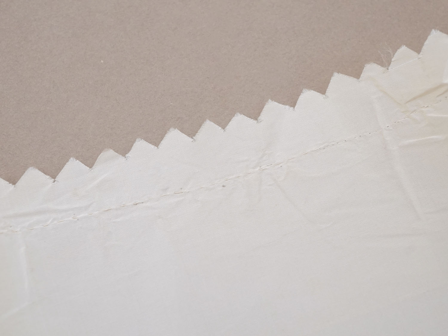 画像5: アンティーク シルク製 幅広 ドレスの裾 エクリュ 3.55m 18cm幅 ドレスパーツ (5)