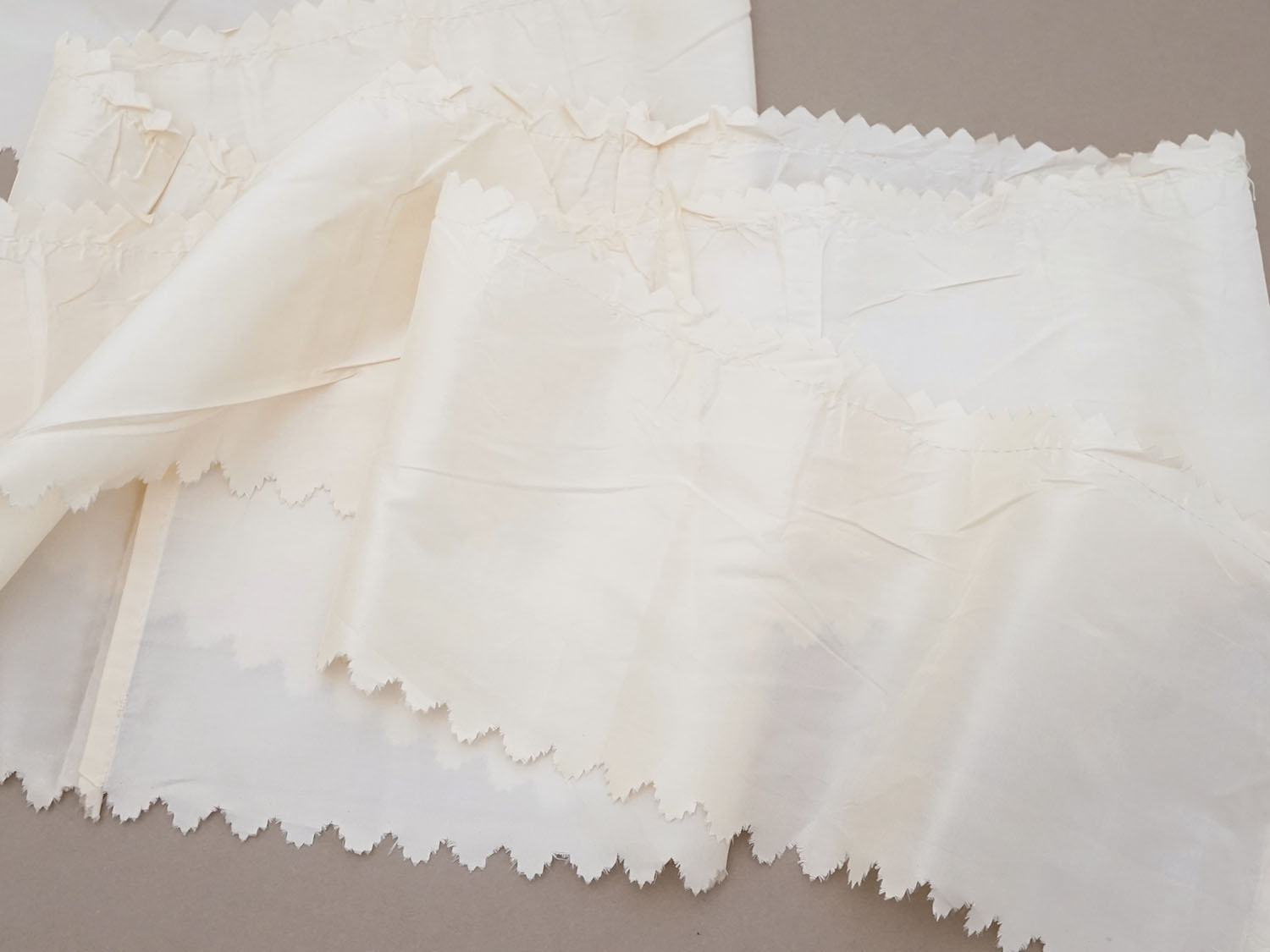 画像3: アンティーク シルク製 幅広 ドレスの裾 エクリュ 3.55m 18cm幅 ドレスパーツ (3)