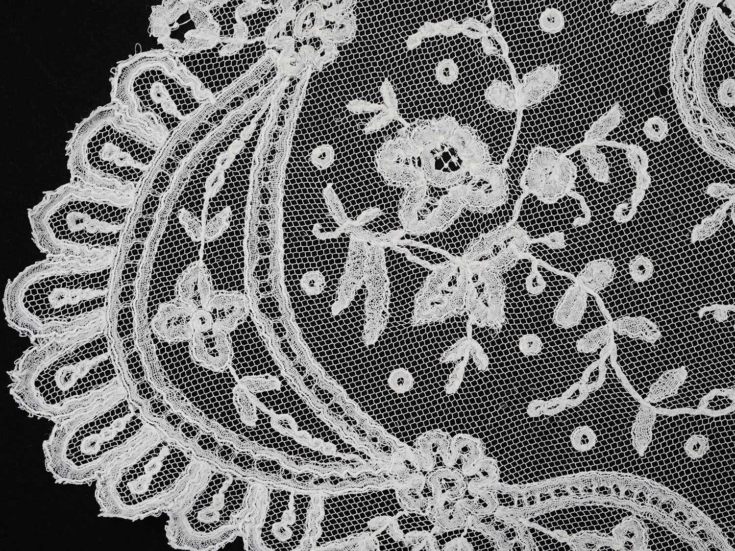 画像2: 19世紀末 アンティーク  結婚式のハンカチ 薔薇模様 アプリカシオン・アングルテール (ボビンレース)  (2)