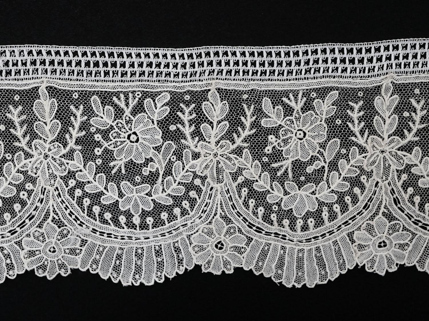画像2: 19世紀末 アンティーク ポワンドガーズのボーダー ニードルレース  3.8m 8cm幅 花とリーフのガーランド 【ポワン・ド・ガーズ】  (2)