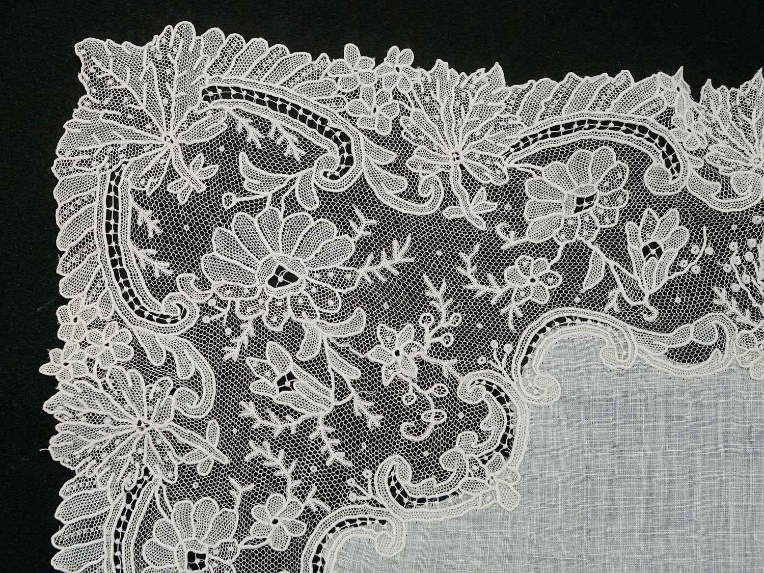 画像3: 19世紀 アンティーク ポワンドガーズ 結婚式のハンカチ【 ポワン・ド・ガーズ 】 (3)