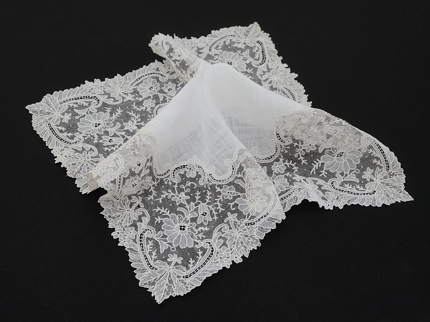 画像2: 19世紀 アンティーク ポワンドガーズ 結婚式のハンカチ【 ポワン・ド・ガーズ 】 (2)