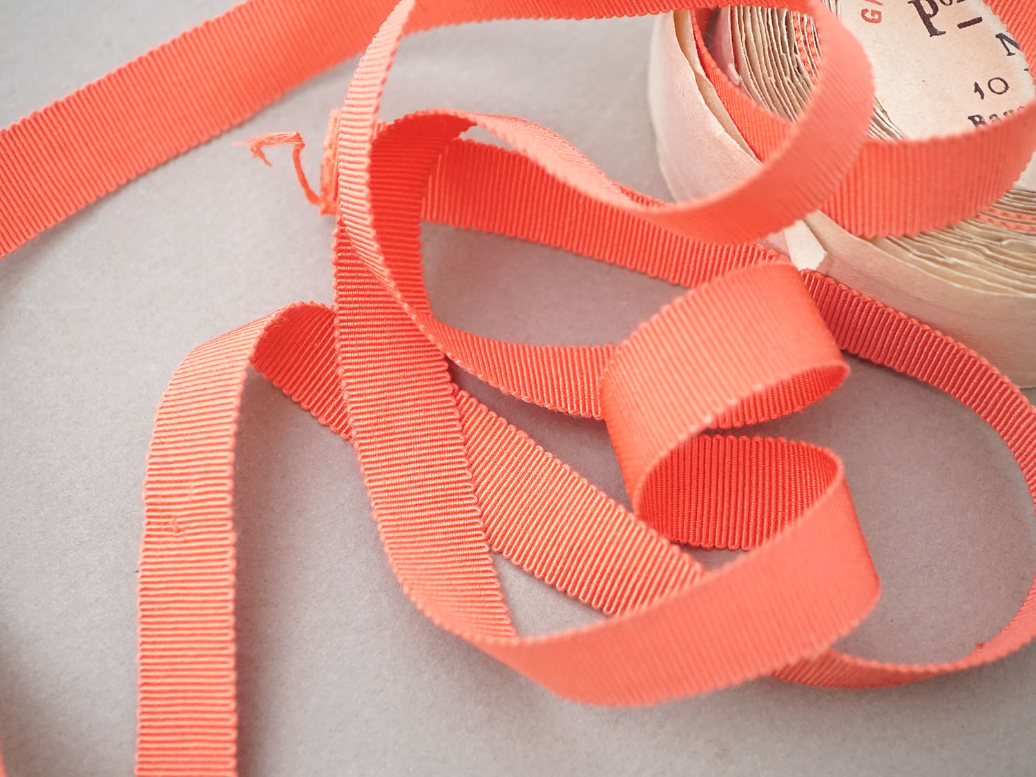 画像2: アンティーク グログランリボン ピーチオレンジ 5.6m 1.5cm幅 PON 1150 N 3 COL 786   (2)