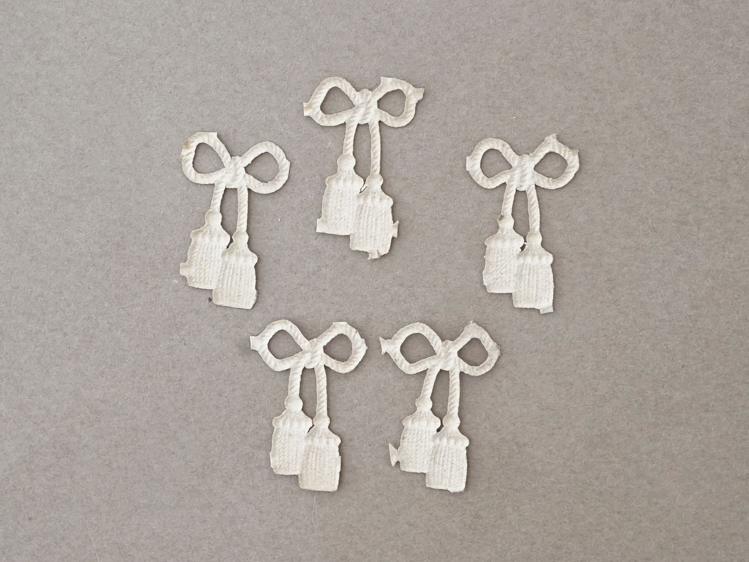 画像4: 1900年頃 アンティーク 小さなタッセル ダイカットクロモ 5〜6点のセット (4)