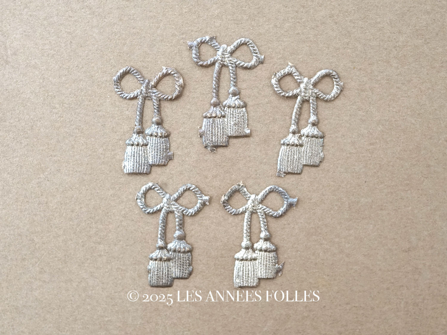 画像1: 1900年頃 アンティーク 小さなタッセル ダイカットクロモ 5〜6点のセット (1)