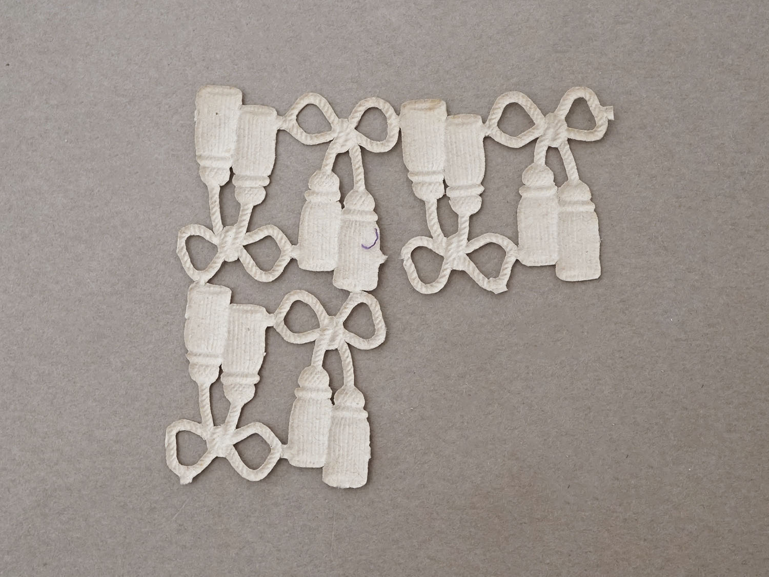 画像8: 1900年頃 アンティーク 小さなタッセル ダイカットクロモ 5〜6点のセット (8)