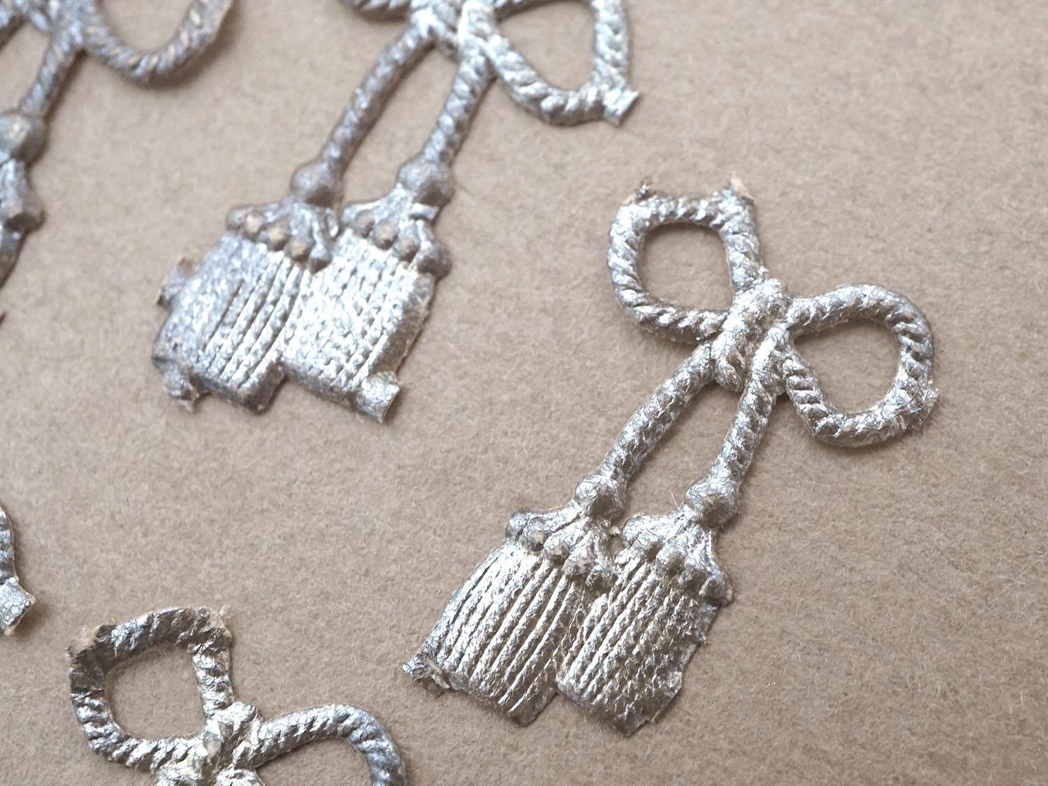 画像3: 1900年頃 アンティーク 小さなタッセル ダイカットクロモ 5〜6点のセット (3)