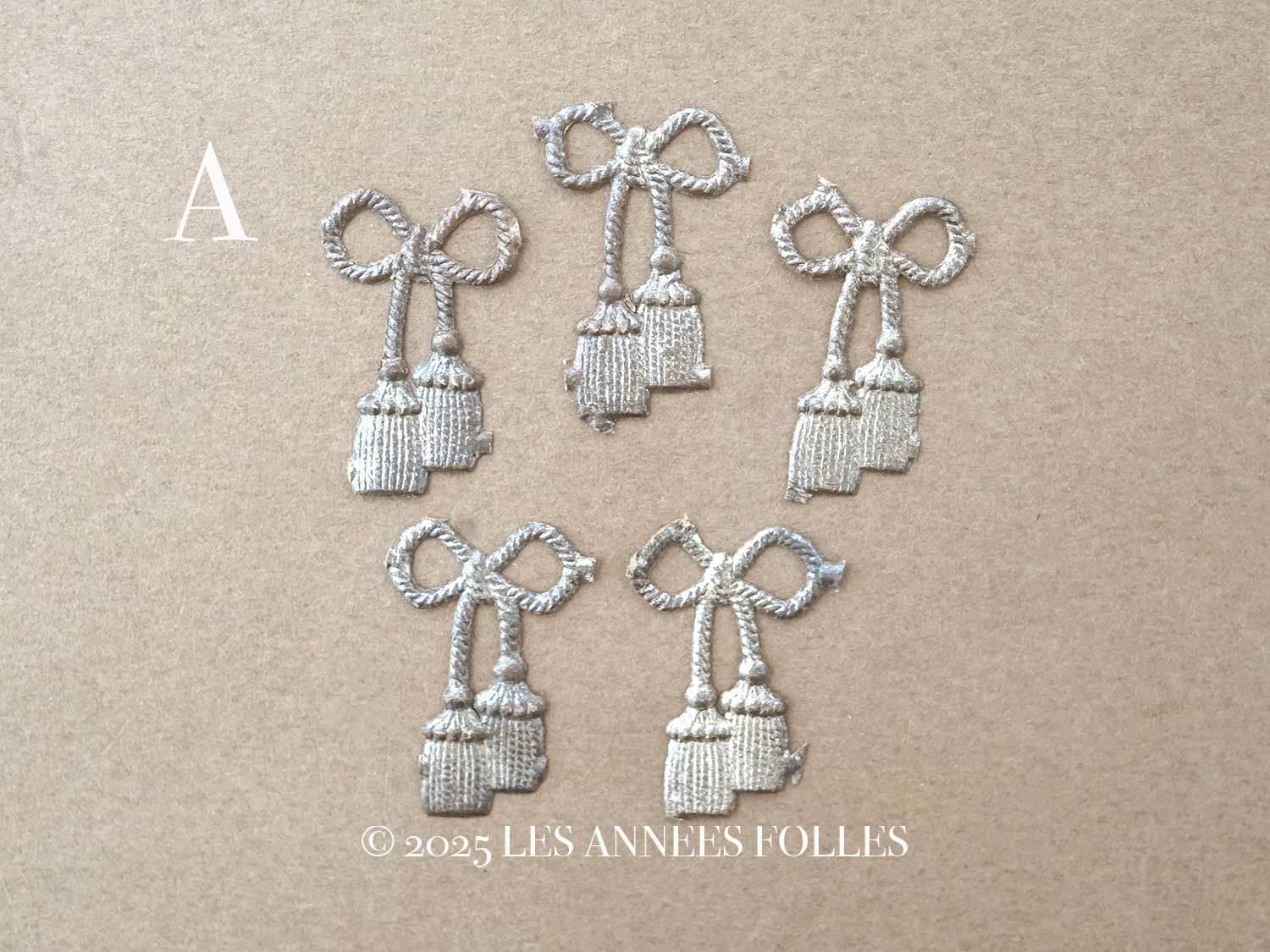 画像2: 1900年頃 アンティーク 小さなタッセル ダイカットクロモ 5〜6点のセット (2)