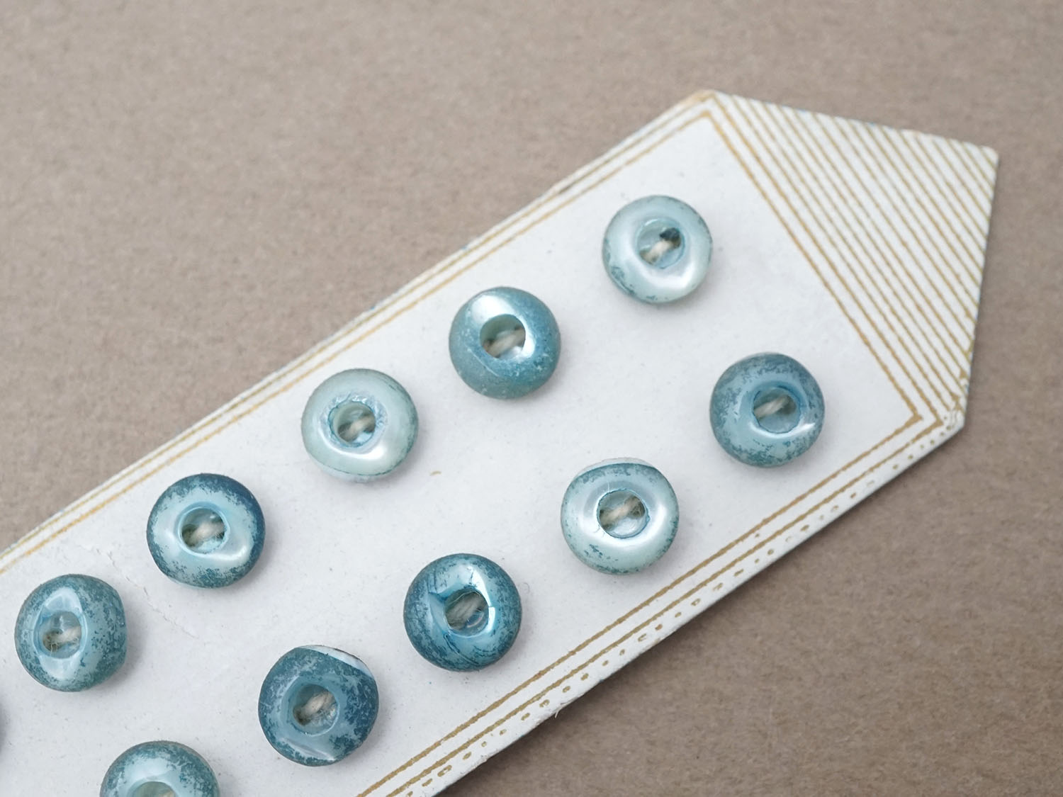 画像2: アンティーク マザーオブパール製 極小 ボタン 6mm 12ピース シェルボタン ブルーグリーン (2)