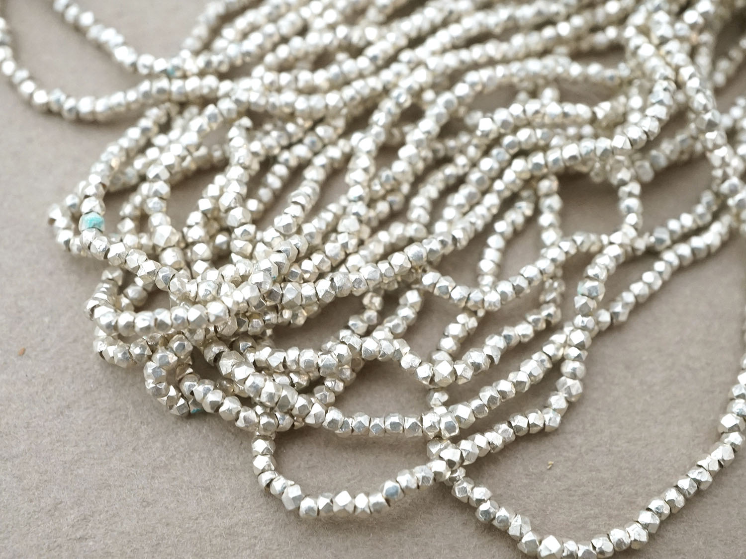 画像6: 【セール対象外】【クーポン対象外】アンティーク メタルビーズ 極小 カット入り ホワイトシルバー メタル製 ビーズ P6 (6)