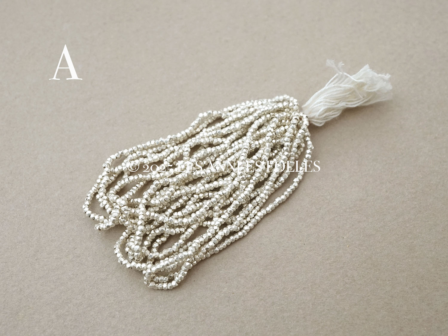 画像3: 【セール対象外】【クーポン対象外】アンティーク メタルビーズ 極小 カット入り ホワイトシルバー メタル製 ビーズ P6 (3)