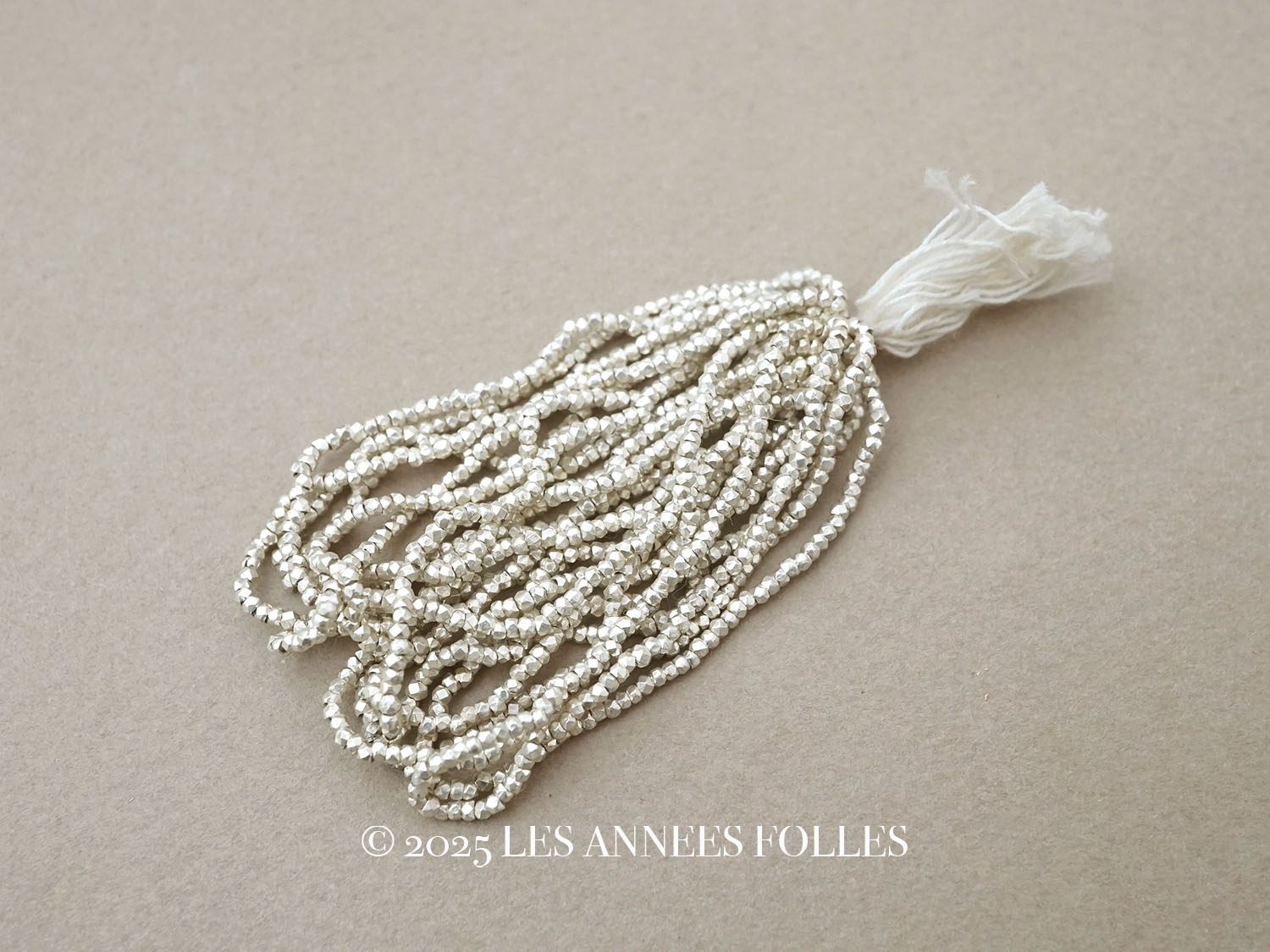 画像1: 【セール対象外】【クーポン対象外】アンティーク メタルビーズ 極小 カット入り ホワイトシルバー メタル製 ビーズ P6 (1)