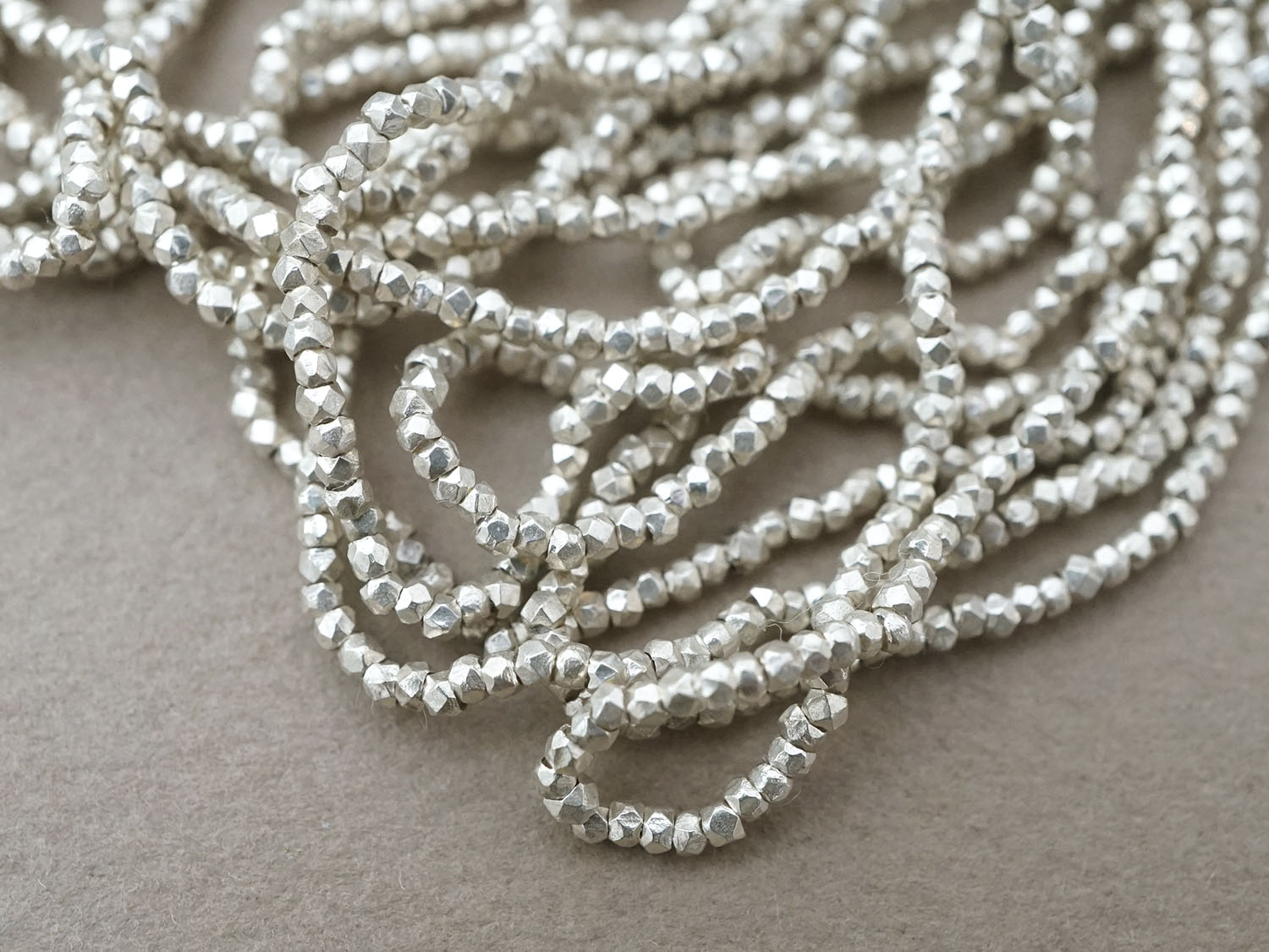 画像4: 【セール対象外】【クーポン対象外】アンティーク メタルビーズ 極小 カット入り ホワイトシルバー メタル製 ビーズ P6 (4)