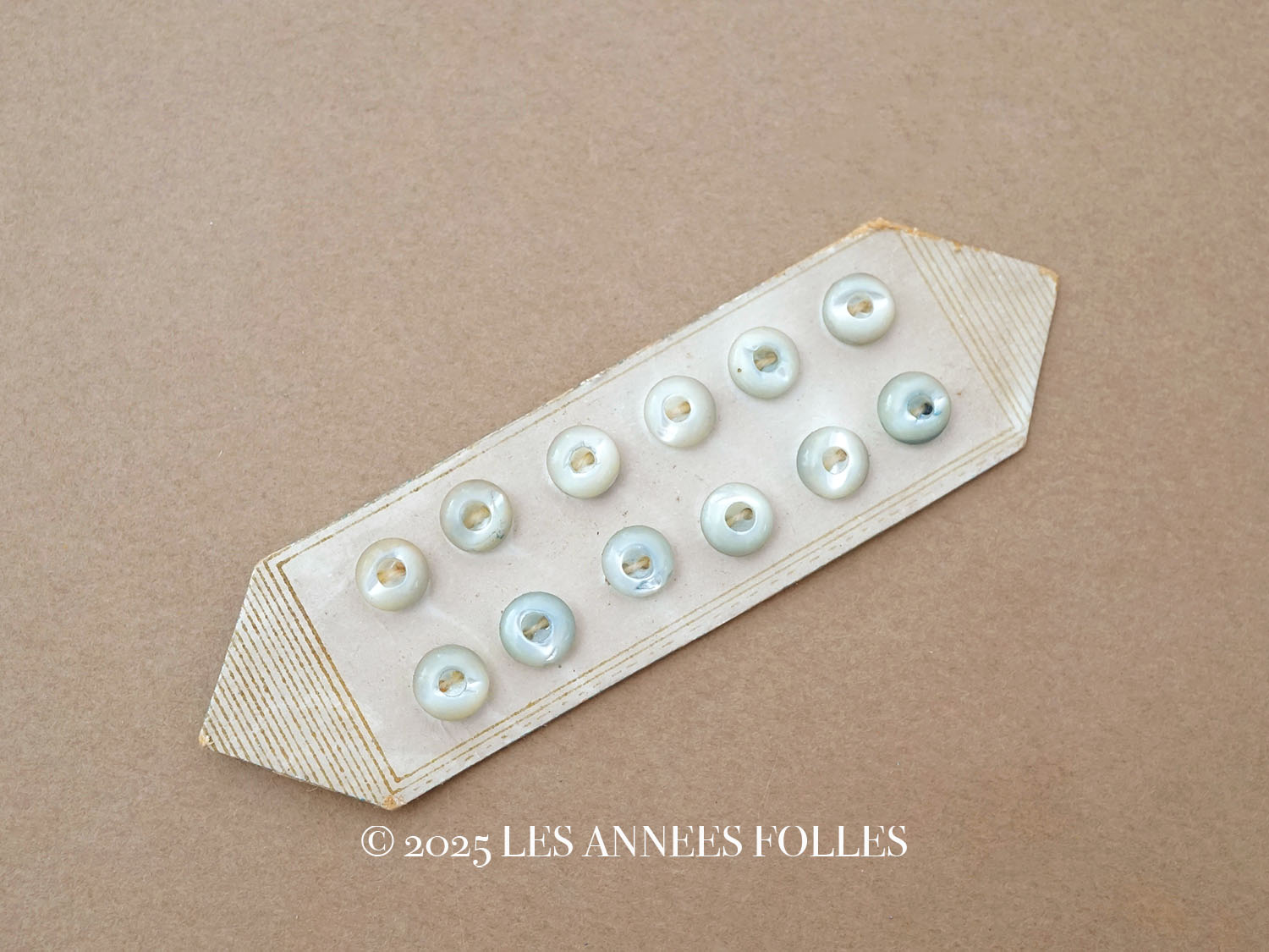 画像1: アンティーク マザーオブパール製 極小 ボタン 6mm 12ピース シェルボタン パウダーブルーグリーン (1)