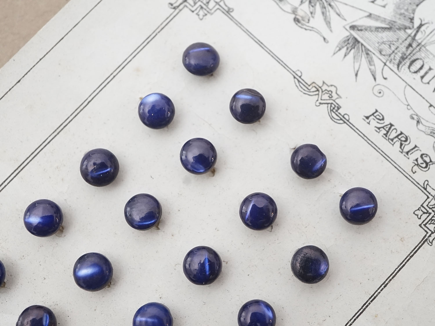画像2: アンティーク マザーオブパール製 極小 ボタン 5mm 24ピース ウルトラマリンブルー シェルボタン (2)