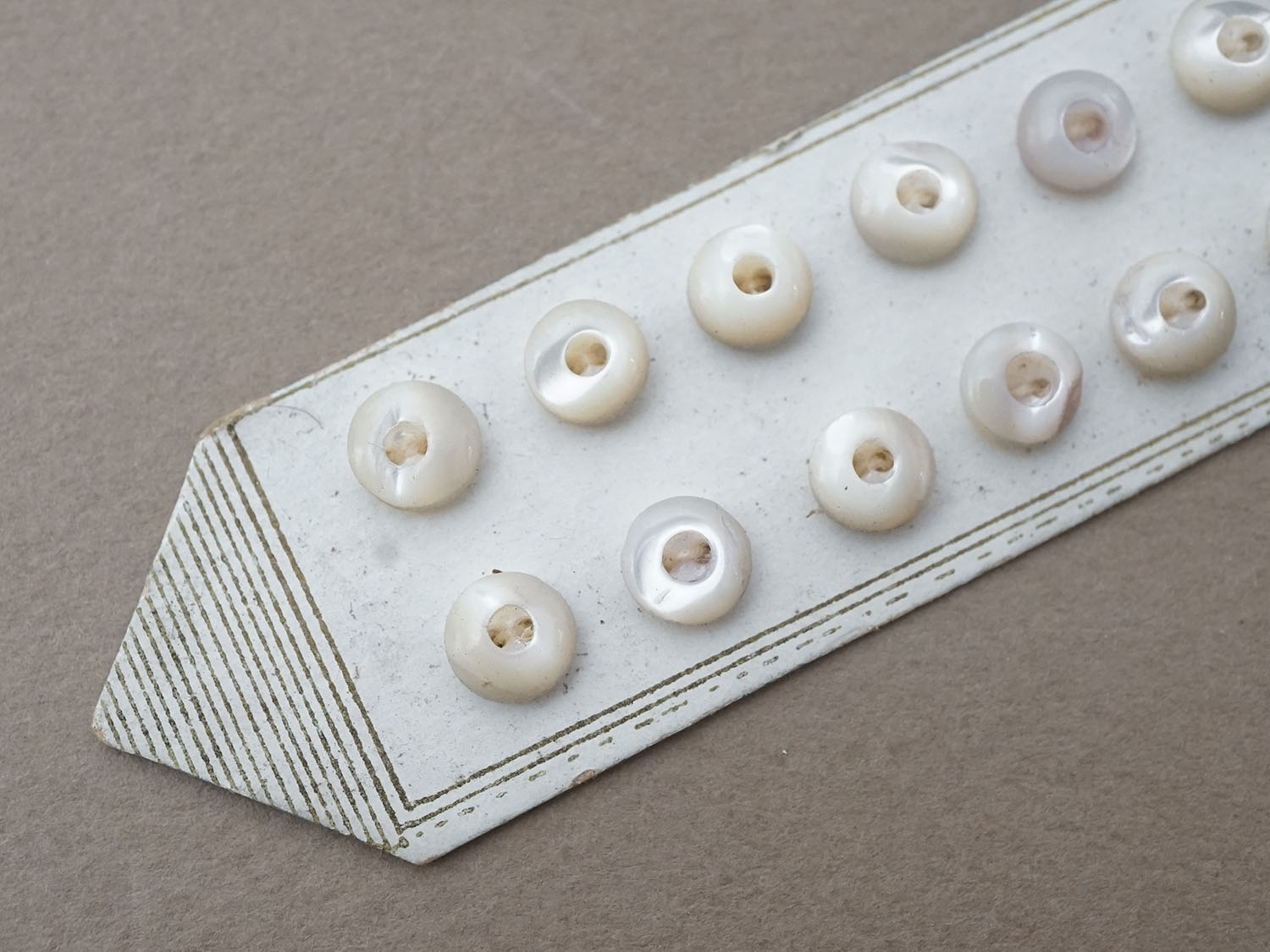 画像3: アンティーク マザーオブパール製 極小 ボタン 6mm 12ピース シェルボタン パールホワイト (3)