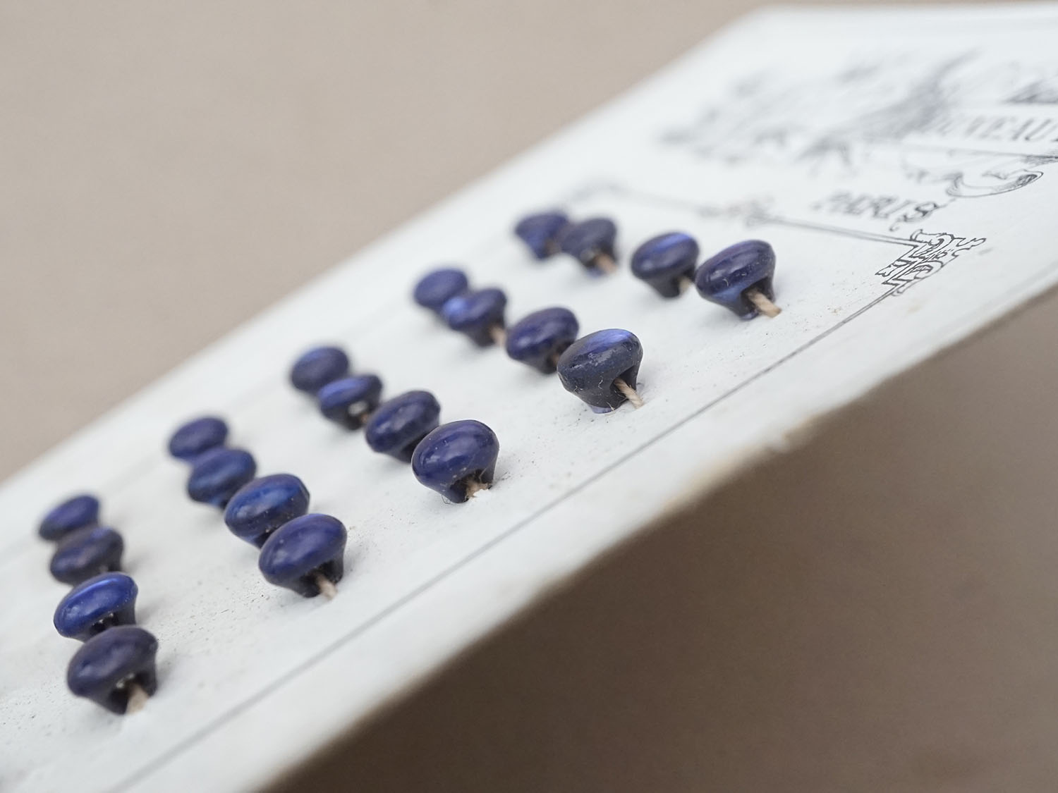 画像4: アンティーク マザーオブパール製 極小 ボタン 5mm 24ピース ウルトラマリンブルー シェルボタン (4)