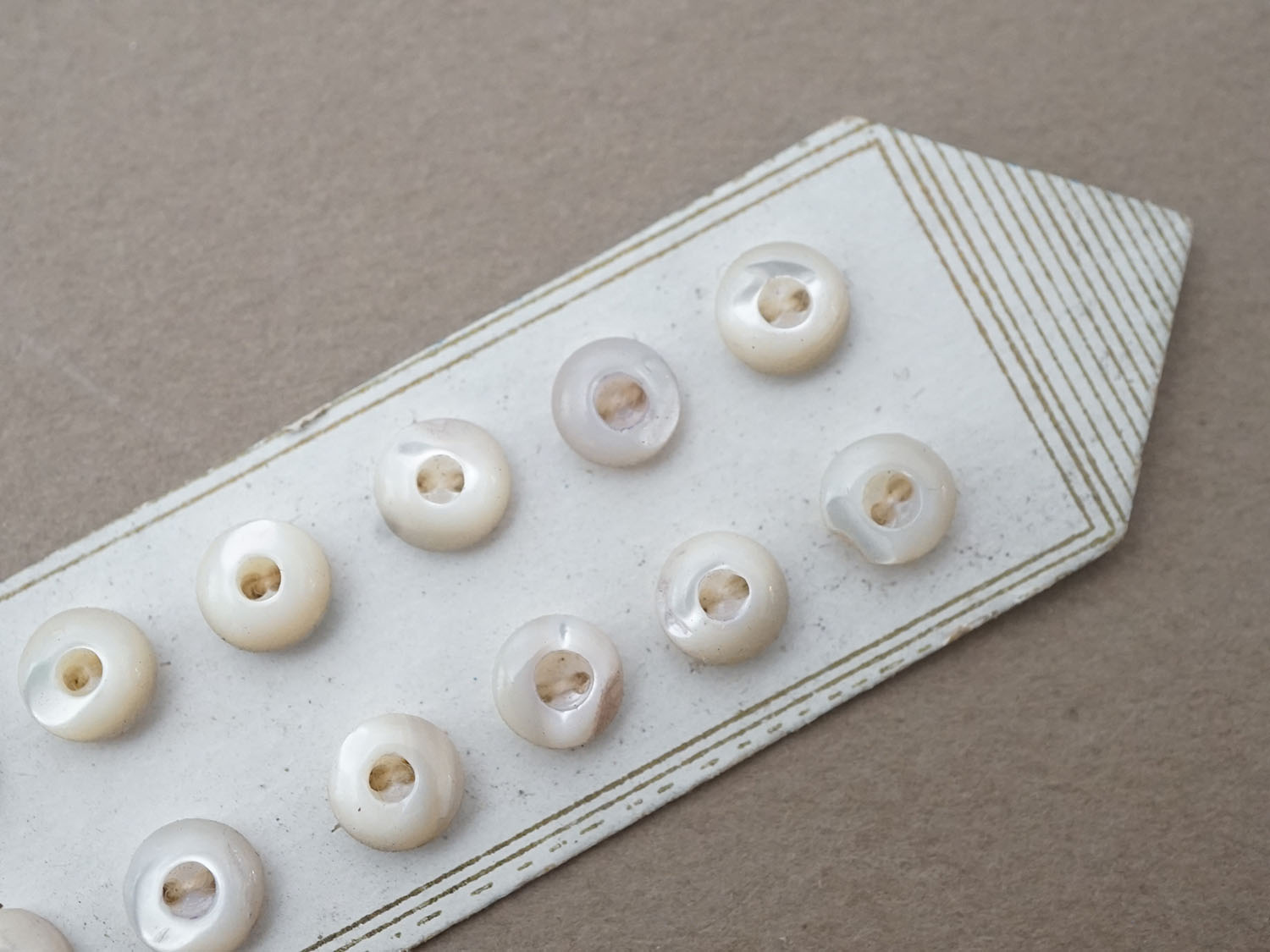 画像2: アンティーク マザーオブパール製 極小 ボタン 6mm 12ピース シェルボタン パールホワイト (2)