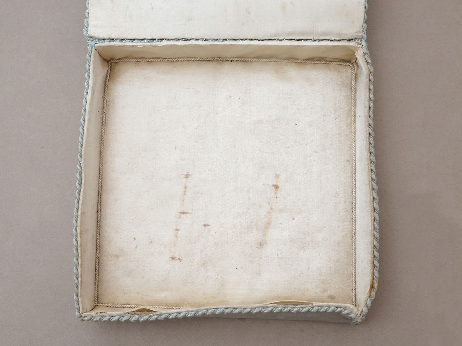画像12: アンティーク リボン刺繍 パウダーブルーのシルクボックス  (12)