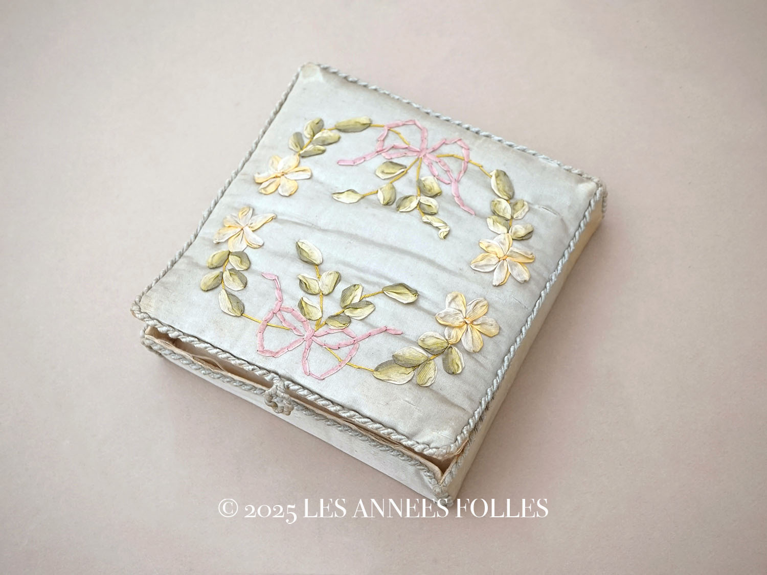 画像1: アンティーク リボン刺繍 パウダーブルーのシルクボックス  (1)