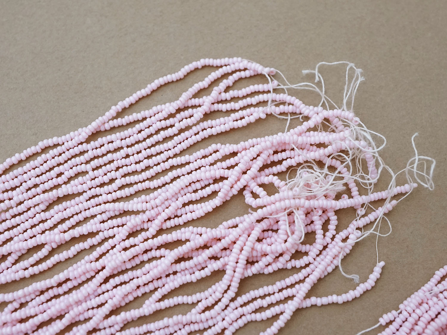 画像4: アンティーク シードビーズ ベビーピンク 1cm=10粒 74g キャビアビーズ マイクロビーズ (4)