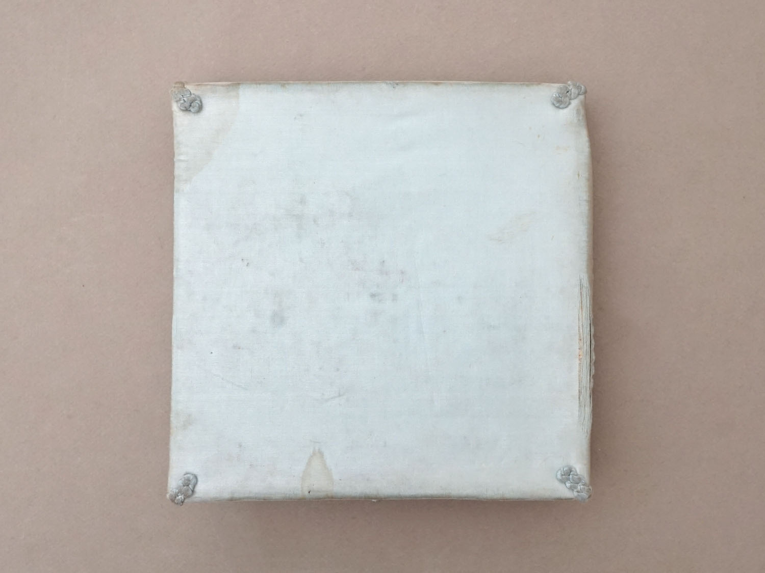 画像4: アンティーク リボン刺繍 パウダーブルーのシルクボックス  (4)