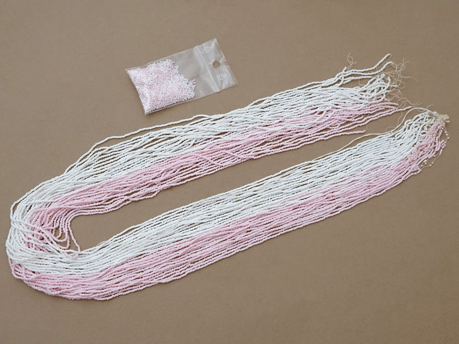 画像2: アンティーク シードビーズ ミルキーピンク＆ホワイト 1cm=11粒 キャビアビーズ マイクロビーズ 93〜94g (2)