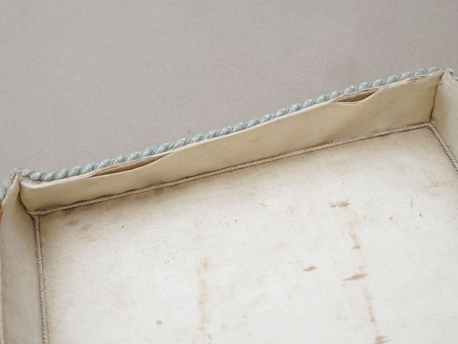 画像13: アンティーク リボン刺繍 パウダーブルーのシルクボックス  (13)